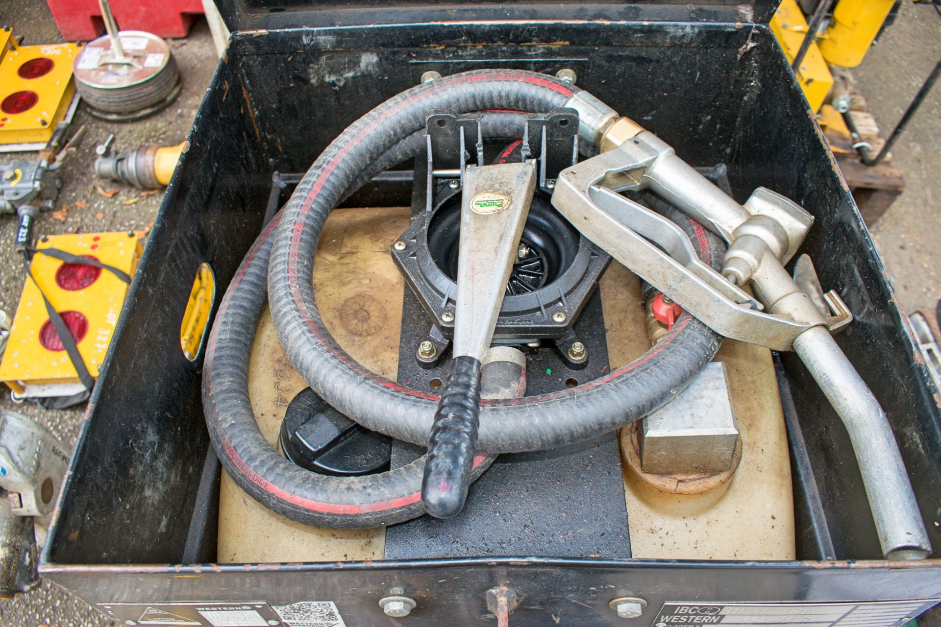 Western 105 litre mobile fuel bowser c/w manual pump, delivery hose & nozzle 5101849 - Image 2 of 2