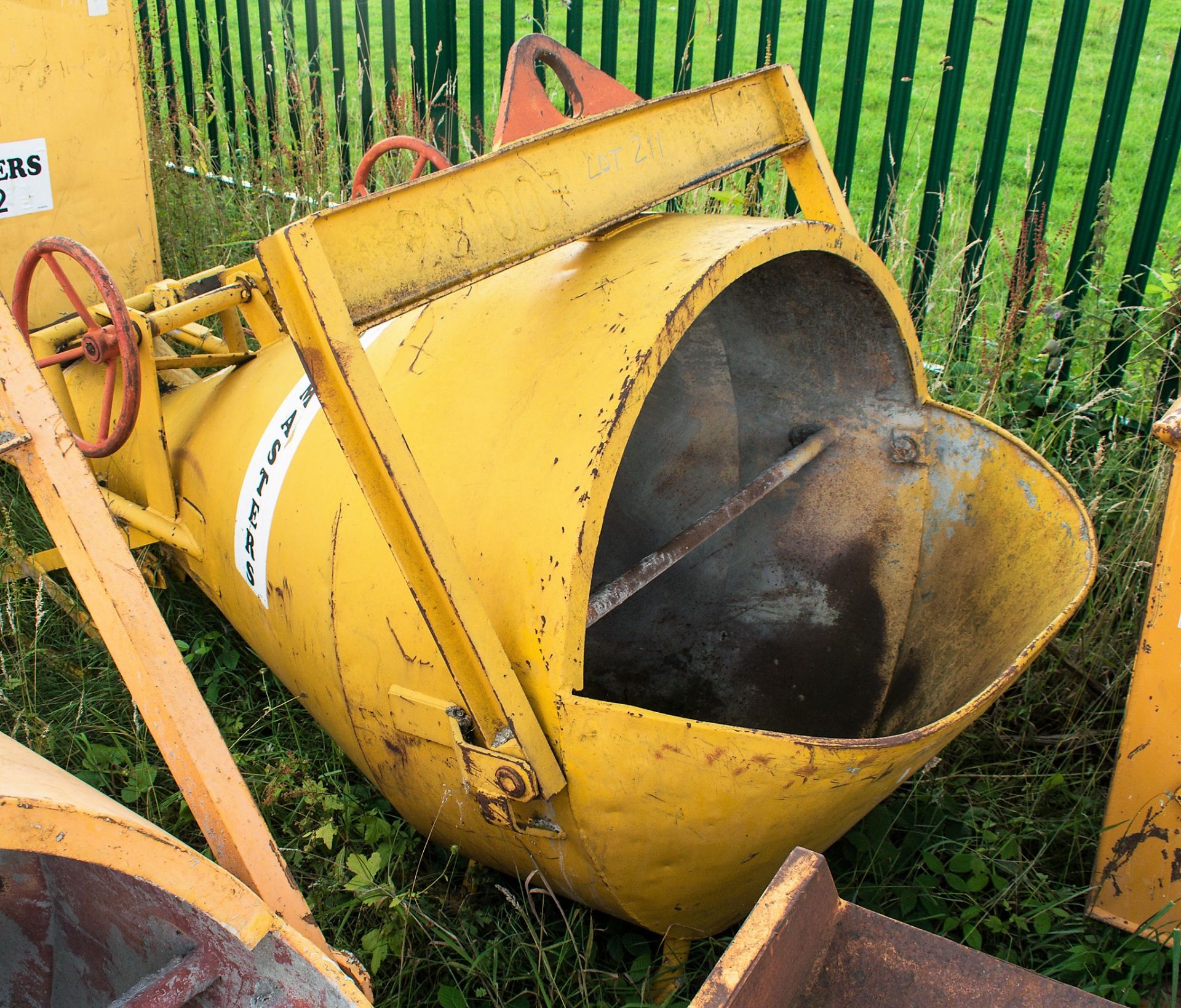 750 litre concrete chute/skip