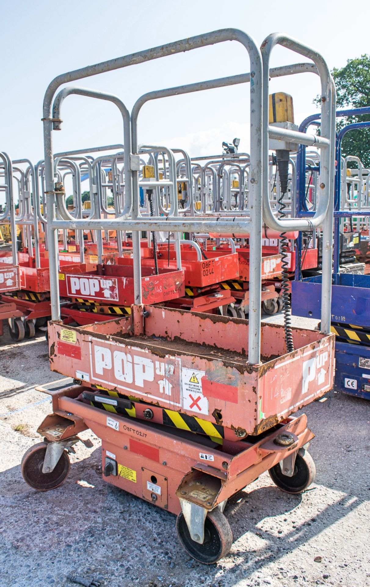 Pop-Up battery electric mobile scissor lift