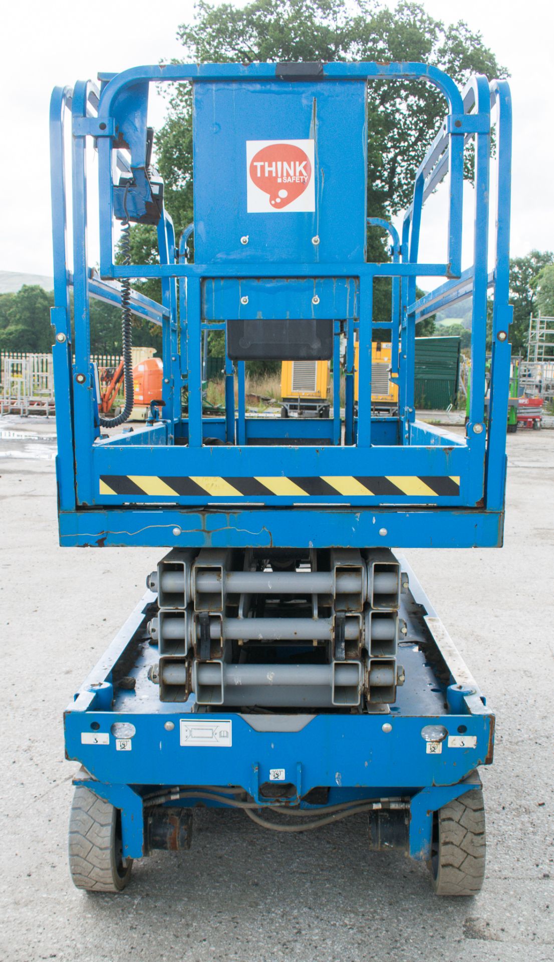Genie GS2646 26 ft battery electric scissor lift access platform Year: 2014 S/N: 11573 Recorded - Image 5 of 9