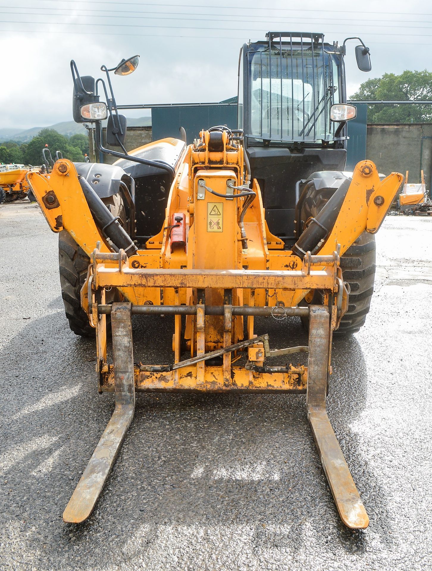 JCB 535-125 Hi-Viz T4i 12.5 metre telescopic handler Year: 2015 S/N: 2345427 Recorded Hours: 2116 - Image 5 of 13