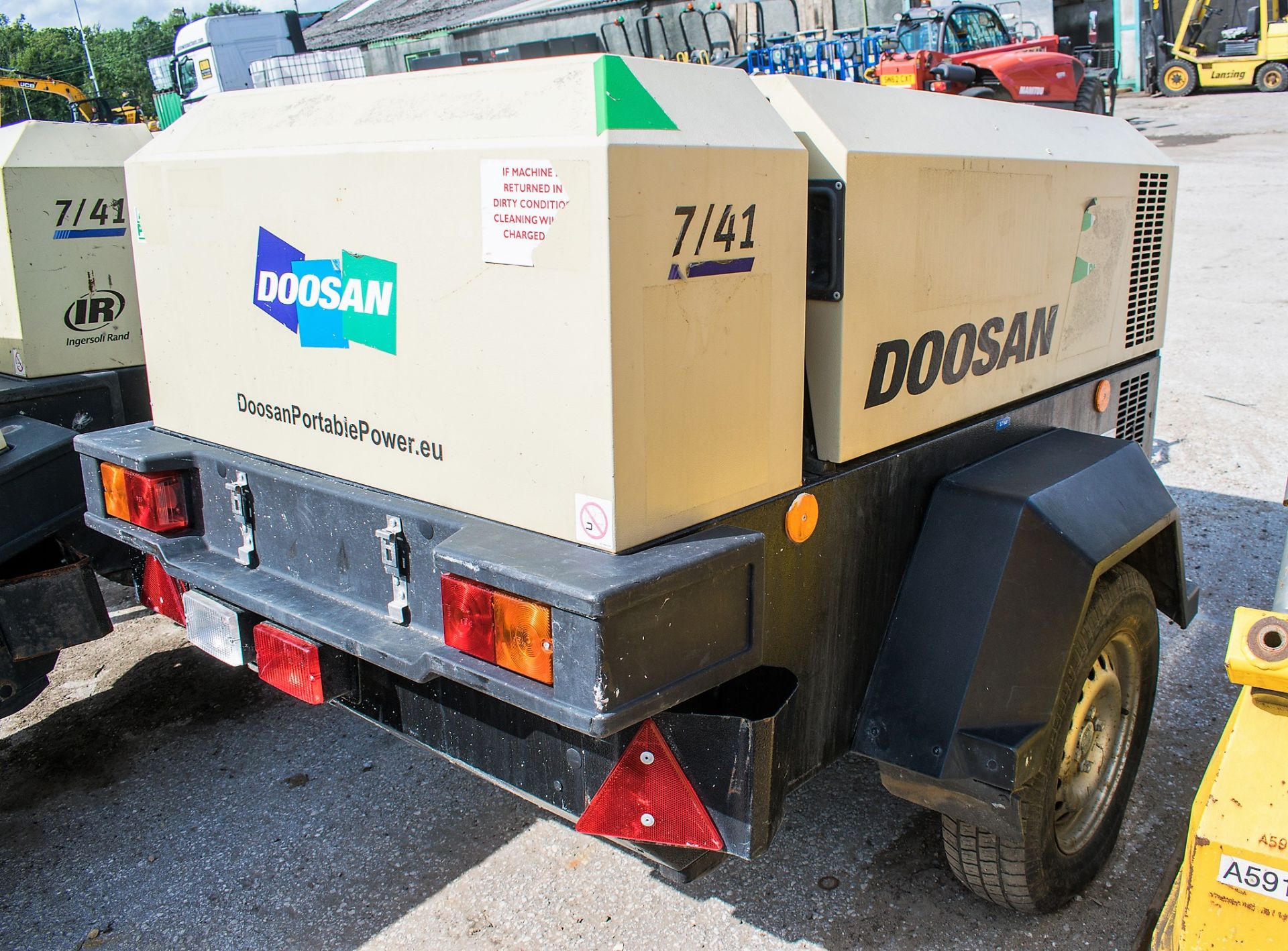 Doosan 7/41 diesel driven mobile air compressor Year: 2016 S/N: 434167 Recorded Hours: 282 - Bild 2 aus 5