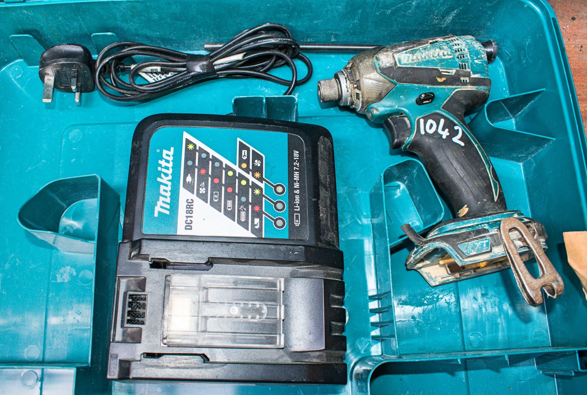 Makita 18v cordless screw gun c/w charger & carry case A700897 ** No battery **