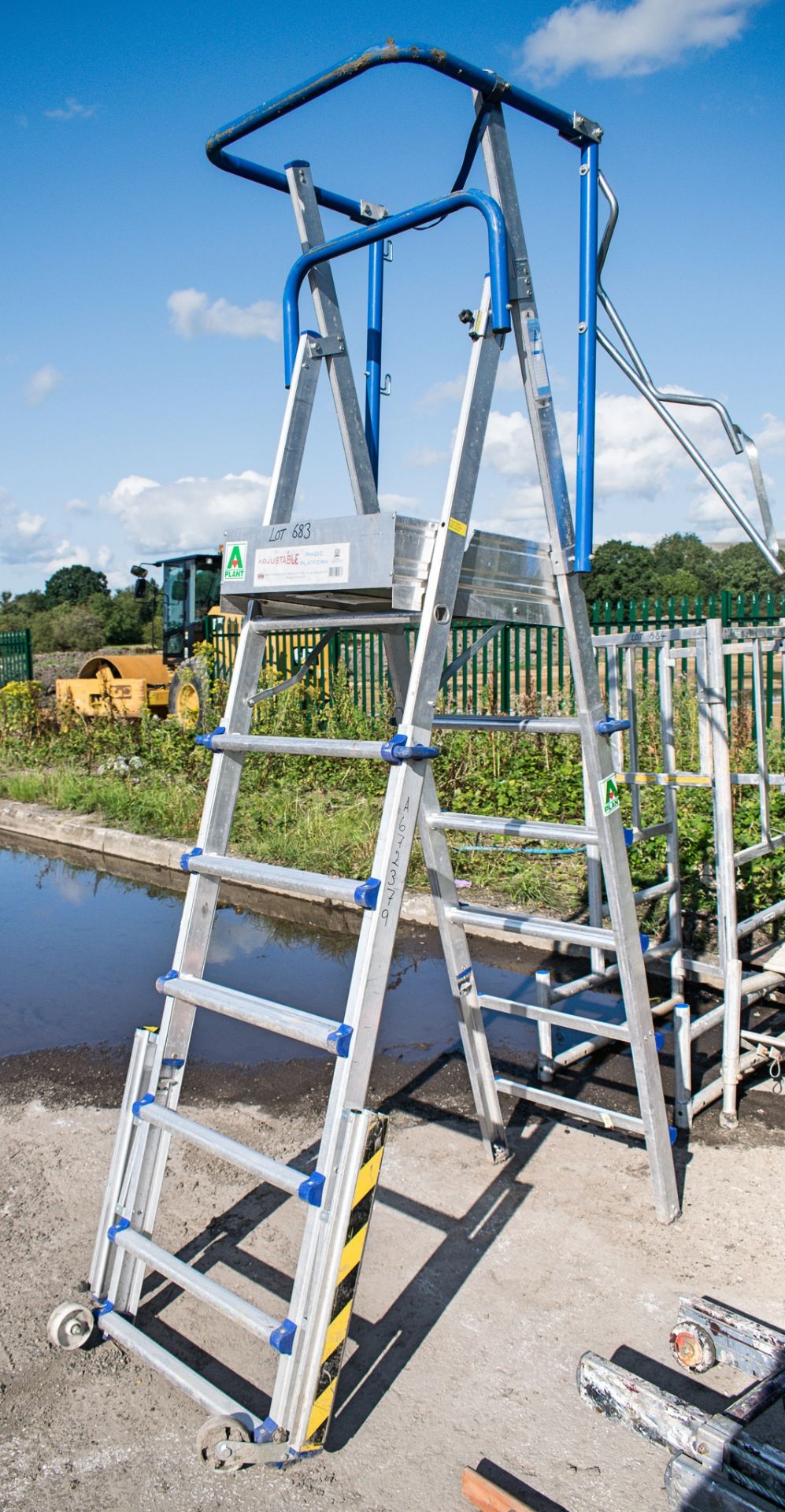 Clow adjustable aluminium step ladder A672379