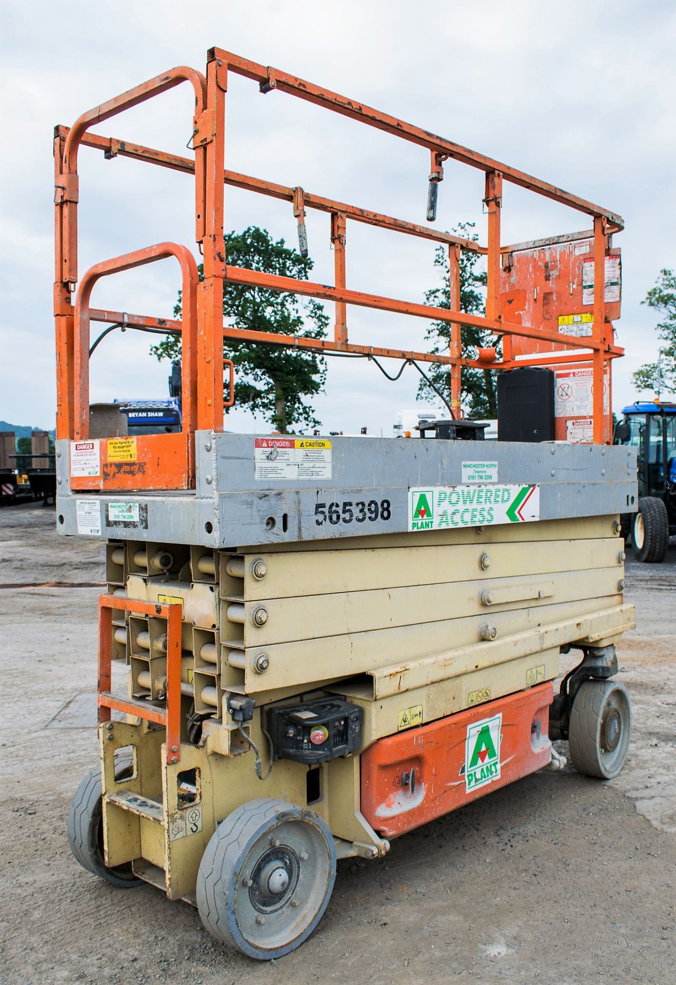 JLG 2630 26 ft battery electric scissor lift access platform Year: 2011 S/N: 1940 A565398 ** - Image 3 of 7