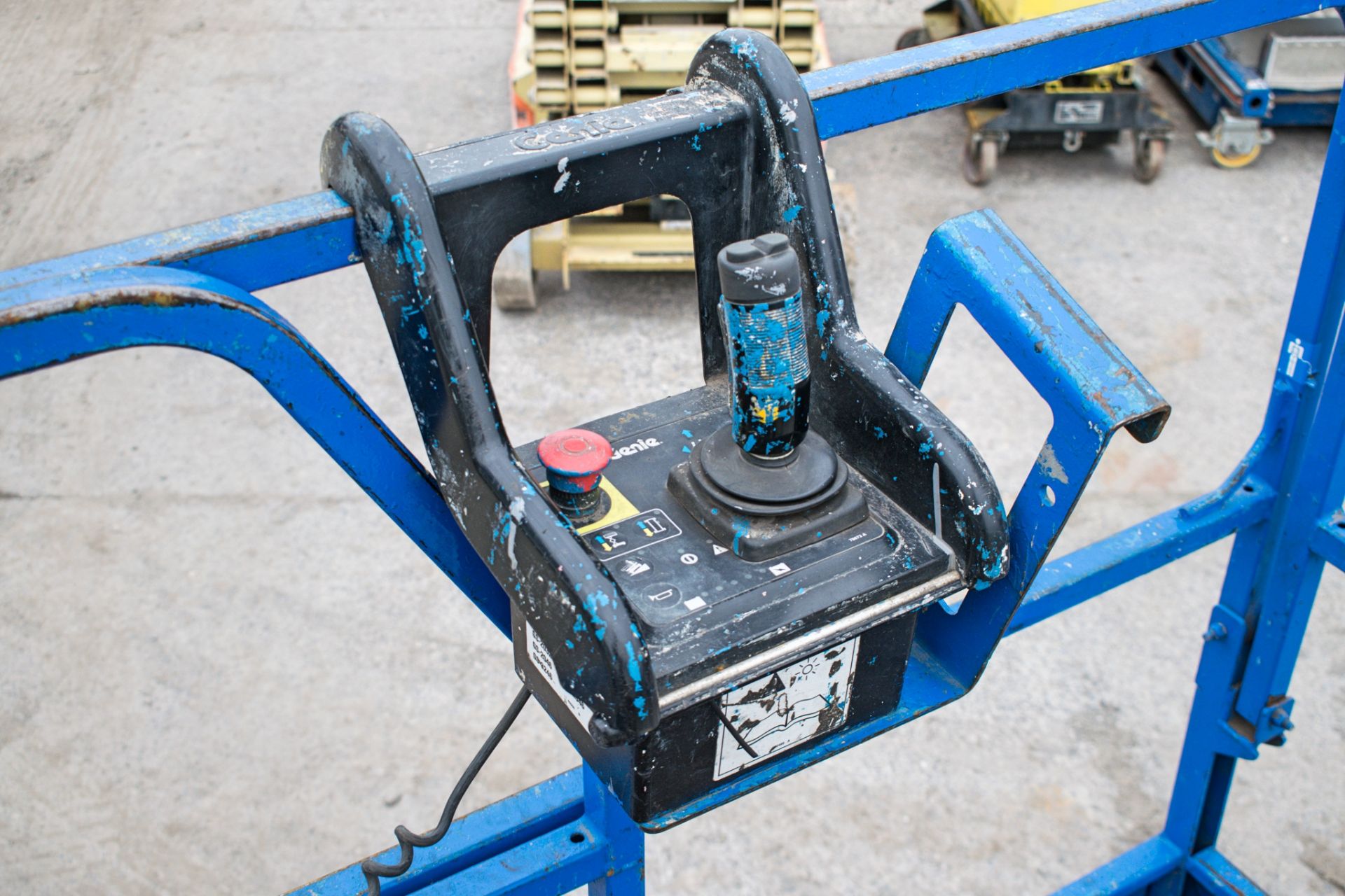 Genie GS3246 battery electric scissor lift  Year: 2004 S/N: 61762 Recorded Hours: 566 - Image 9 of 9