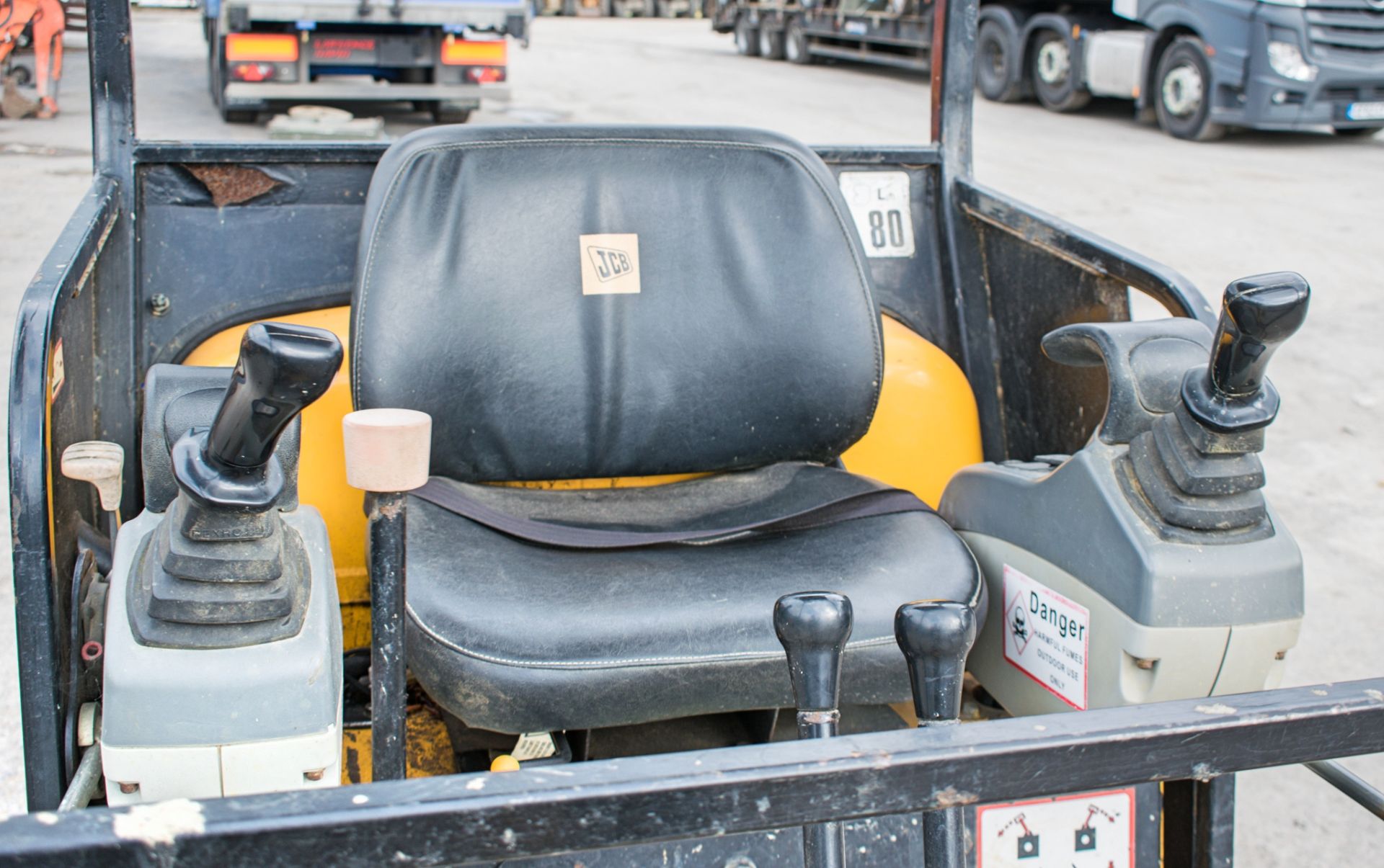 JCB 8015 1.5 tonne rubber tracked mini excavator Year: 2004 S/N: 1020938 Recorded Hours: 3541 - Image 12 of 12