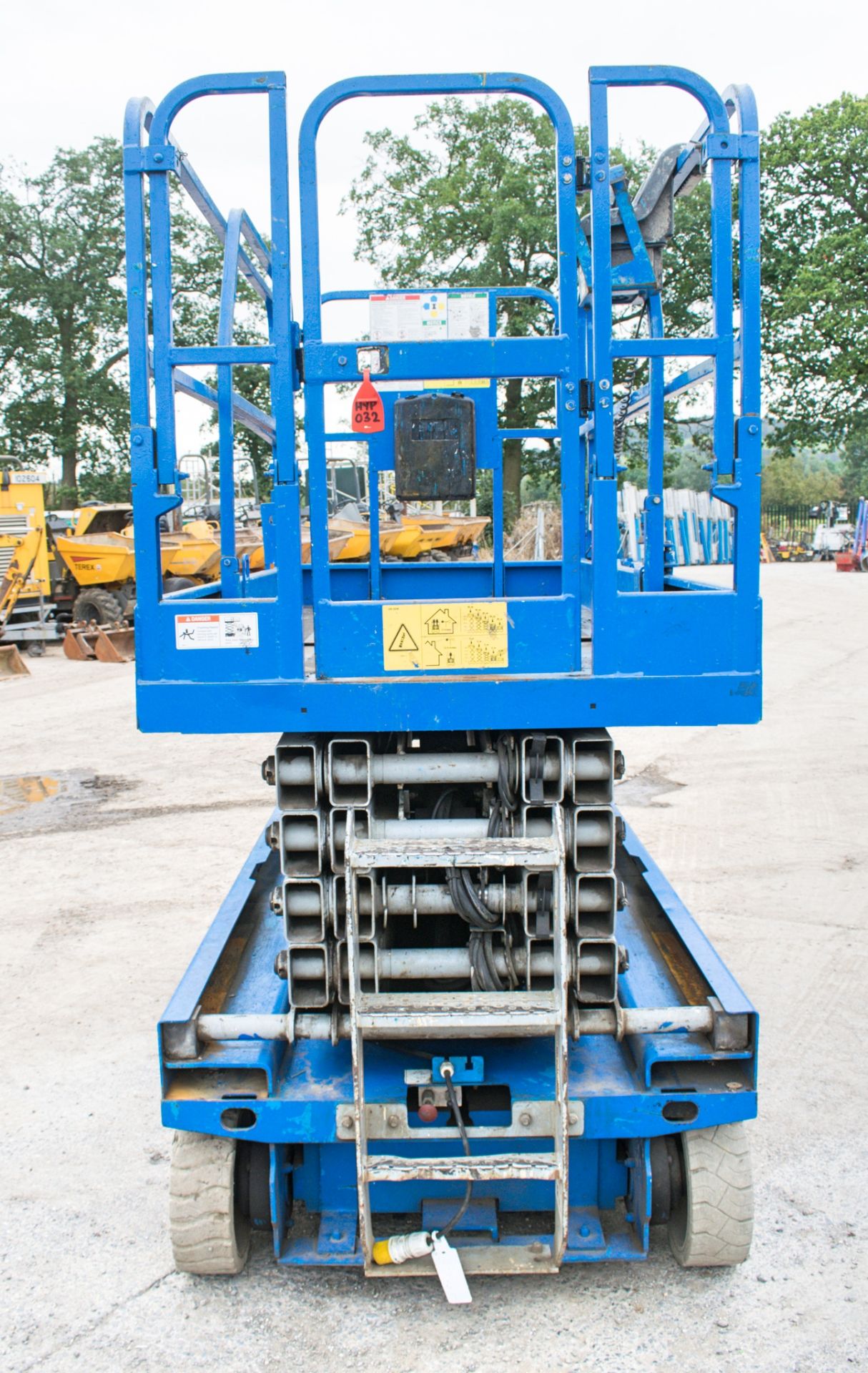 Genie GS3246 battery electric scissor lift  Year: 2004 S/N: 61762 Recorded Hours: 566 - Image 6 of 9