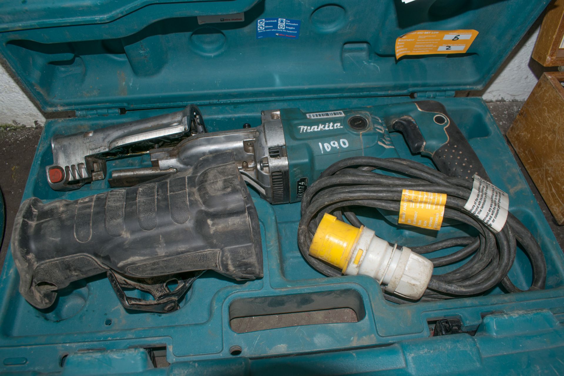 MAKITA 110 volt reciprocating saw Complete with carry case *Part dismantled*