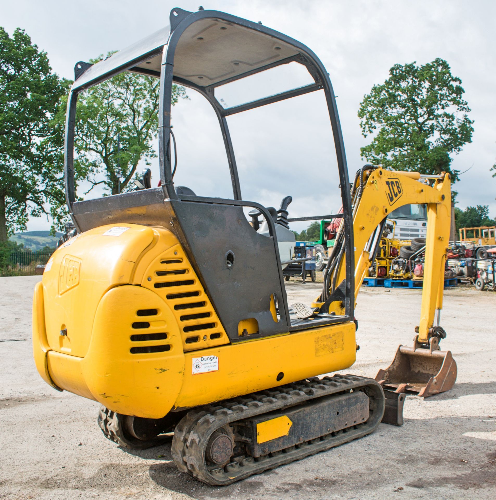 JCB 8015 1.5 tonne rubber tracked mini excavator Year: 2004 S/N: 1021045 Recorded Hours: 561 blade & - Image 4 of 12