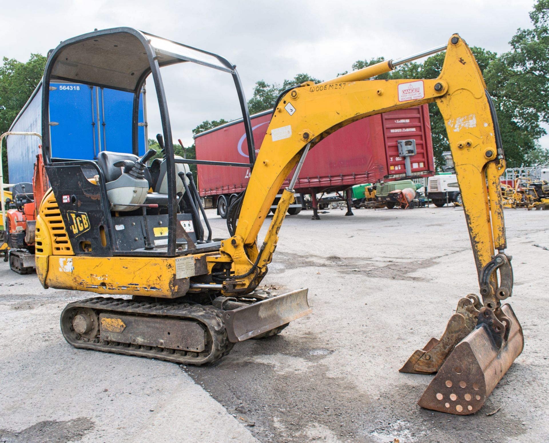 JCB 8015 1.5 tonne rubber tracked mini excavator Year: 2004 S/N: 1021875 Recorded Hours: 3217 - Image 2 of 12