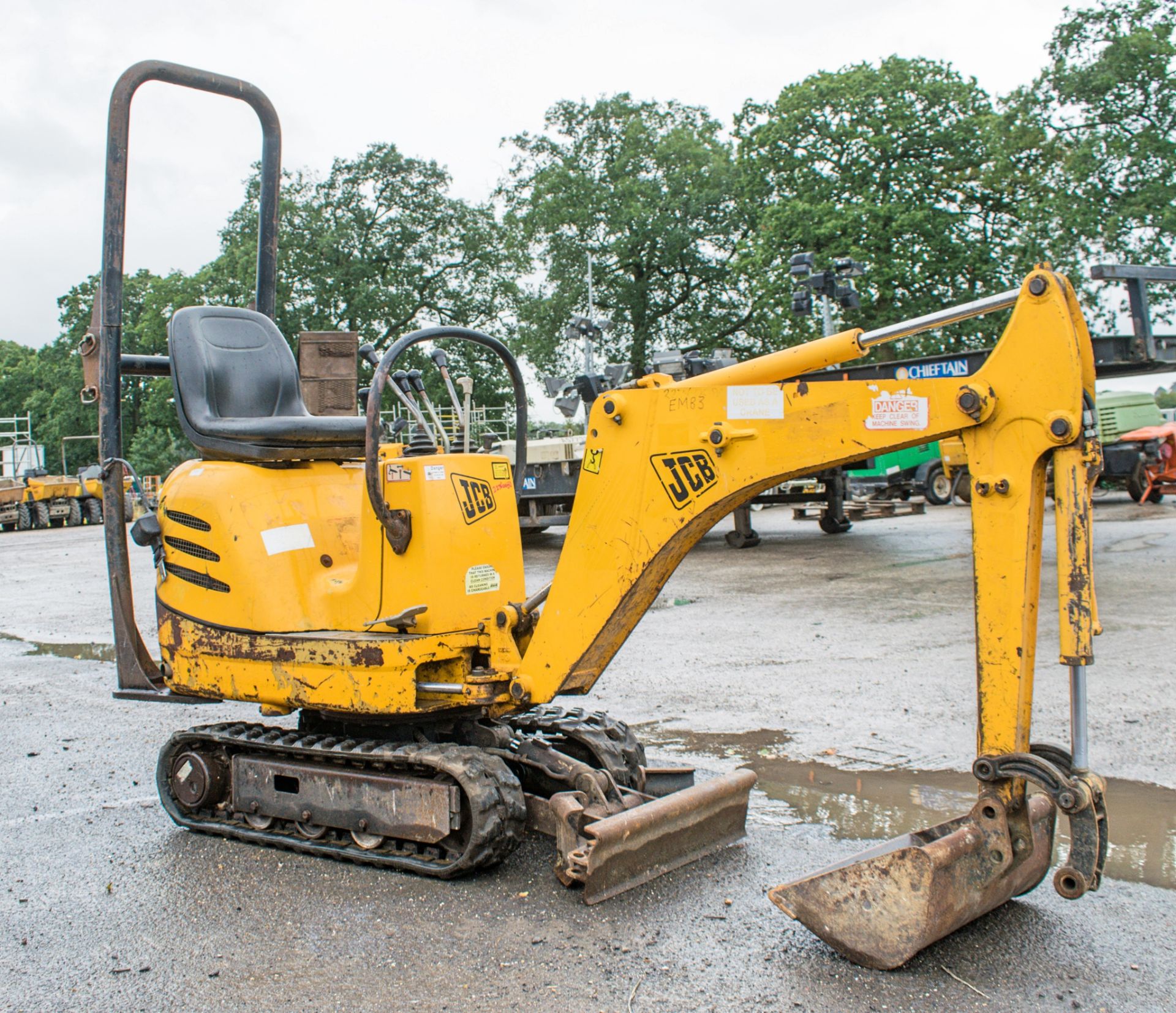 JCB 8008 0.8 tonne rubber tracked micro excavator Year: 2006 S/N: 1148840 Recorded Hours: 747 blade, - Image 2 of 12