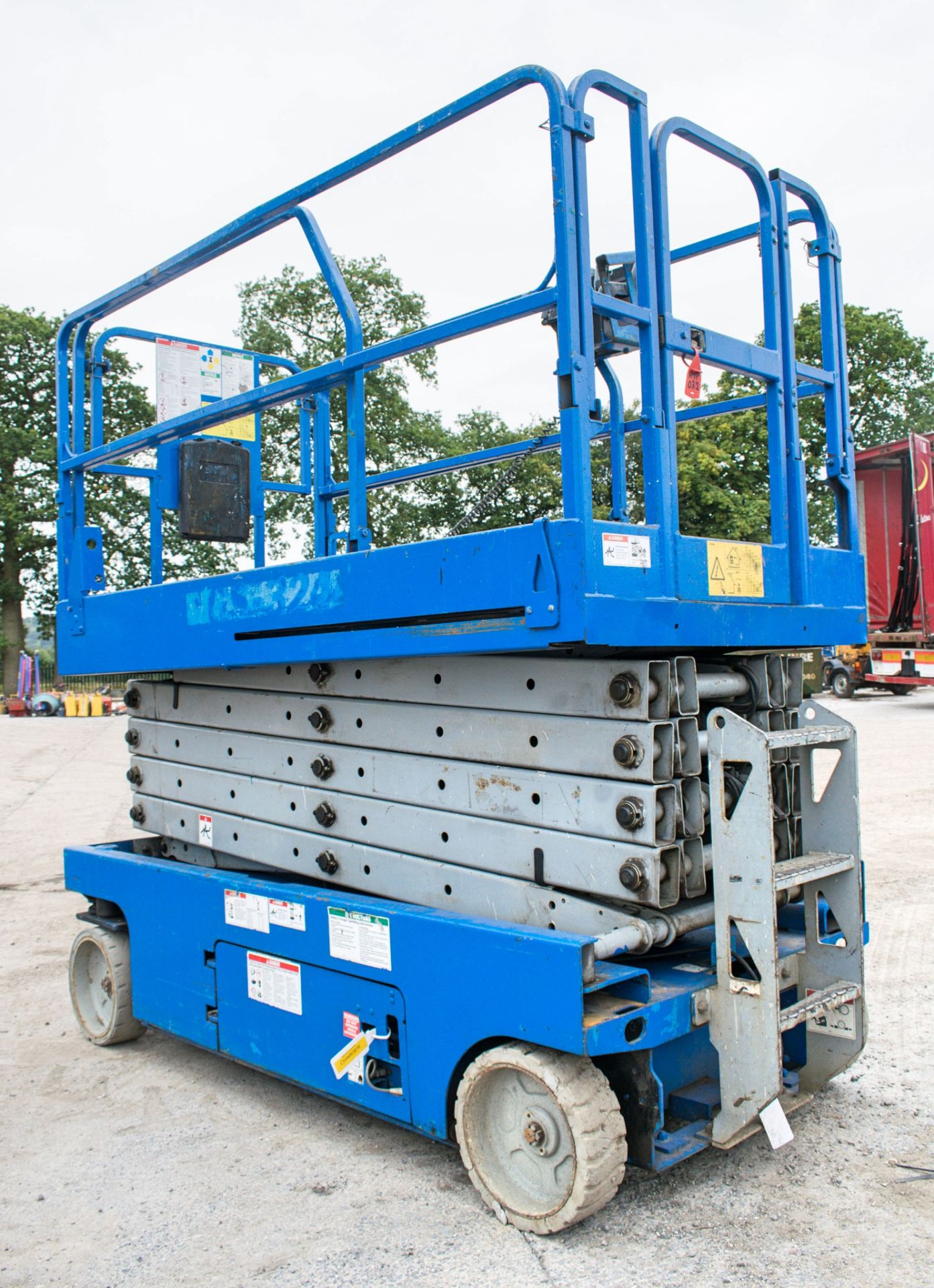 Genie GS3246 battery electric scissor lift  Year: 2004 S/N: 61762 Recorded Hours: 566 - Image 3 of 9