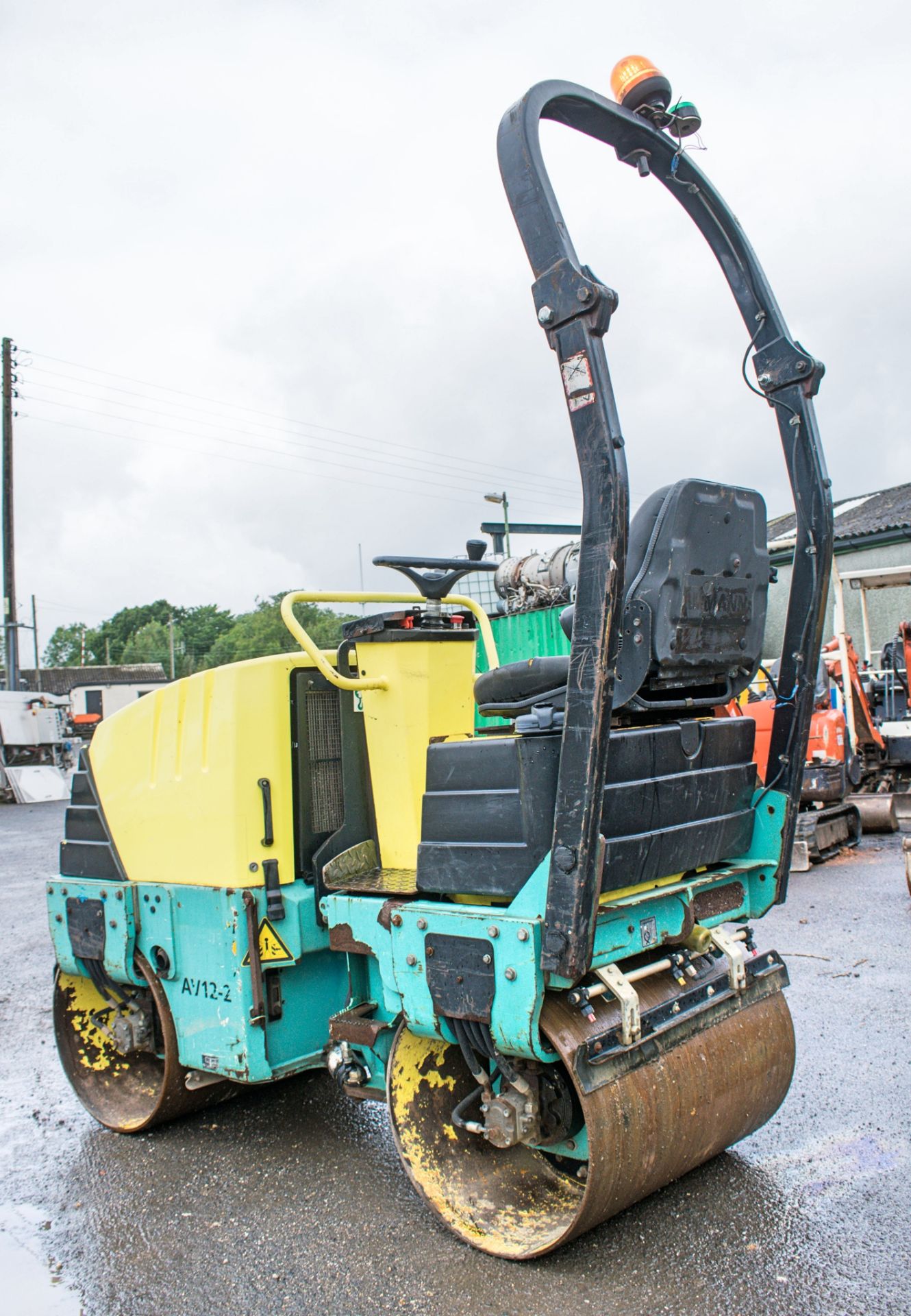 Ammann AV12-2 double drum ride on roller Year: 2011 S/N: B0012258 Recorded Hours: 730 1596 - Image 3 of 11