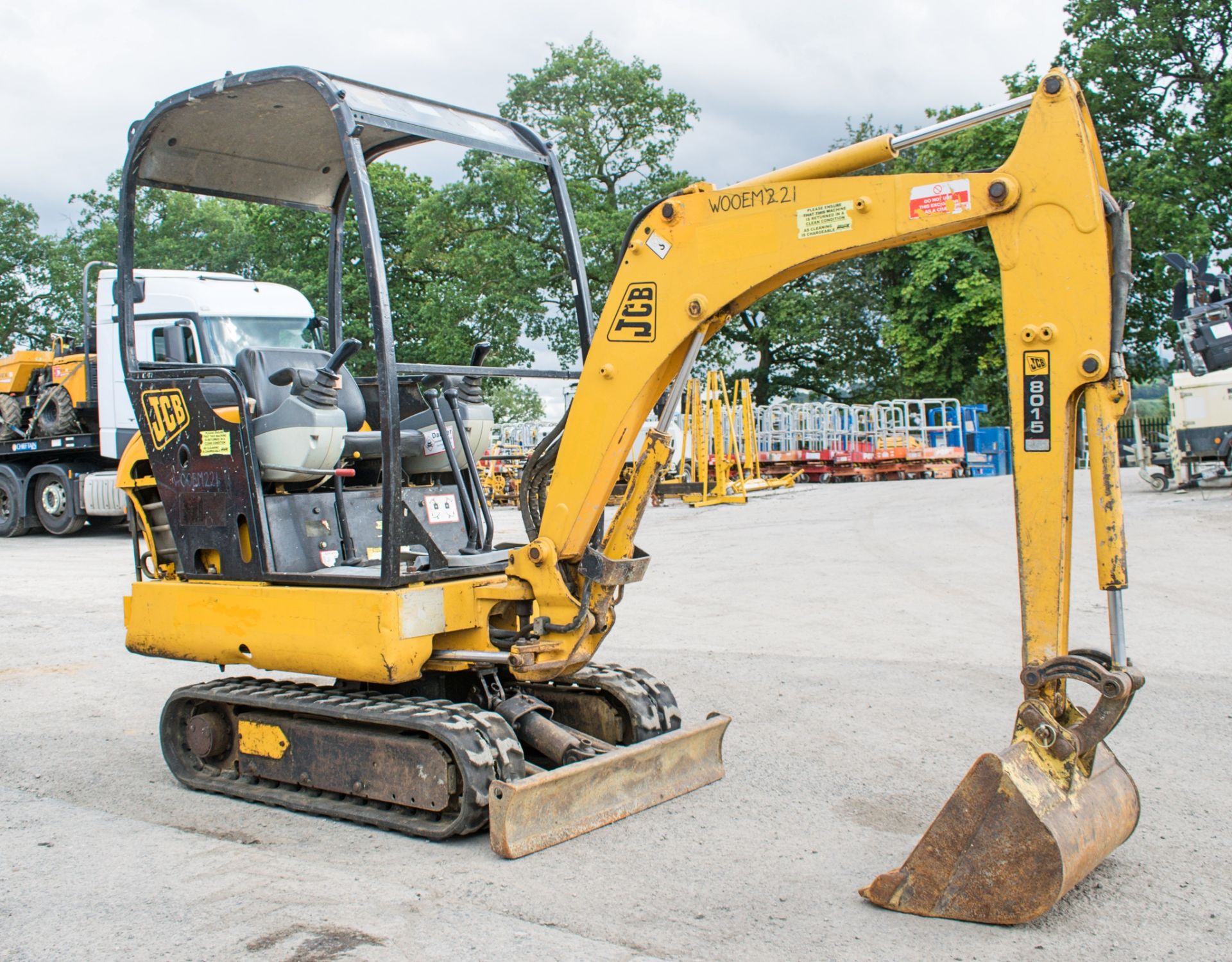 JCB 8015 1.5 tonne rubber tracked mini excavator Year: 2004 S/N: 1020938 Recorded Hours: 3541 - Image 2 of 12