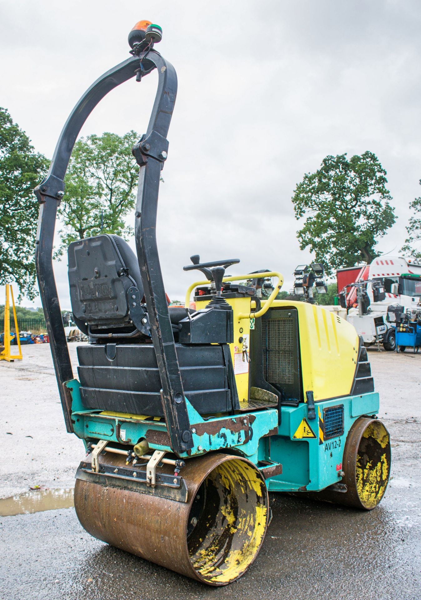 Ammann AV12-2 double drum ride on roller Year: 2011 S/N: B0012258 Recorded Hours: 730 1596 - Image 4 of 11