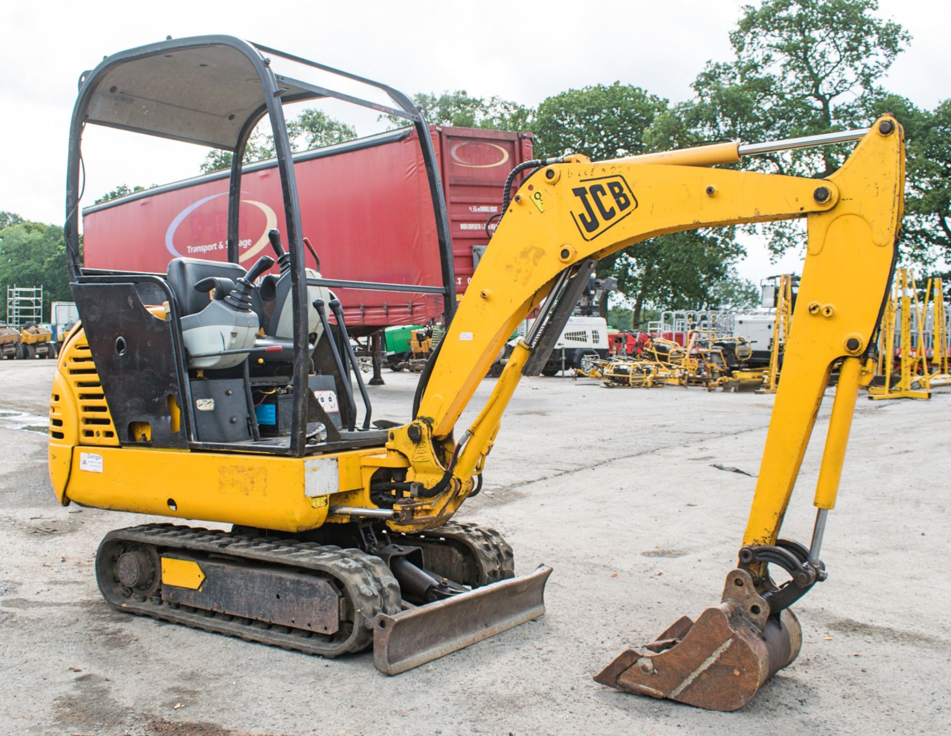 JCB 8015 1.5 tonne rubber tracked mini excavator Year: 2004 S/N: 1021045 Recorded Hours: 561 blade & - Image 2 of 12