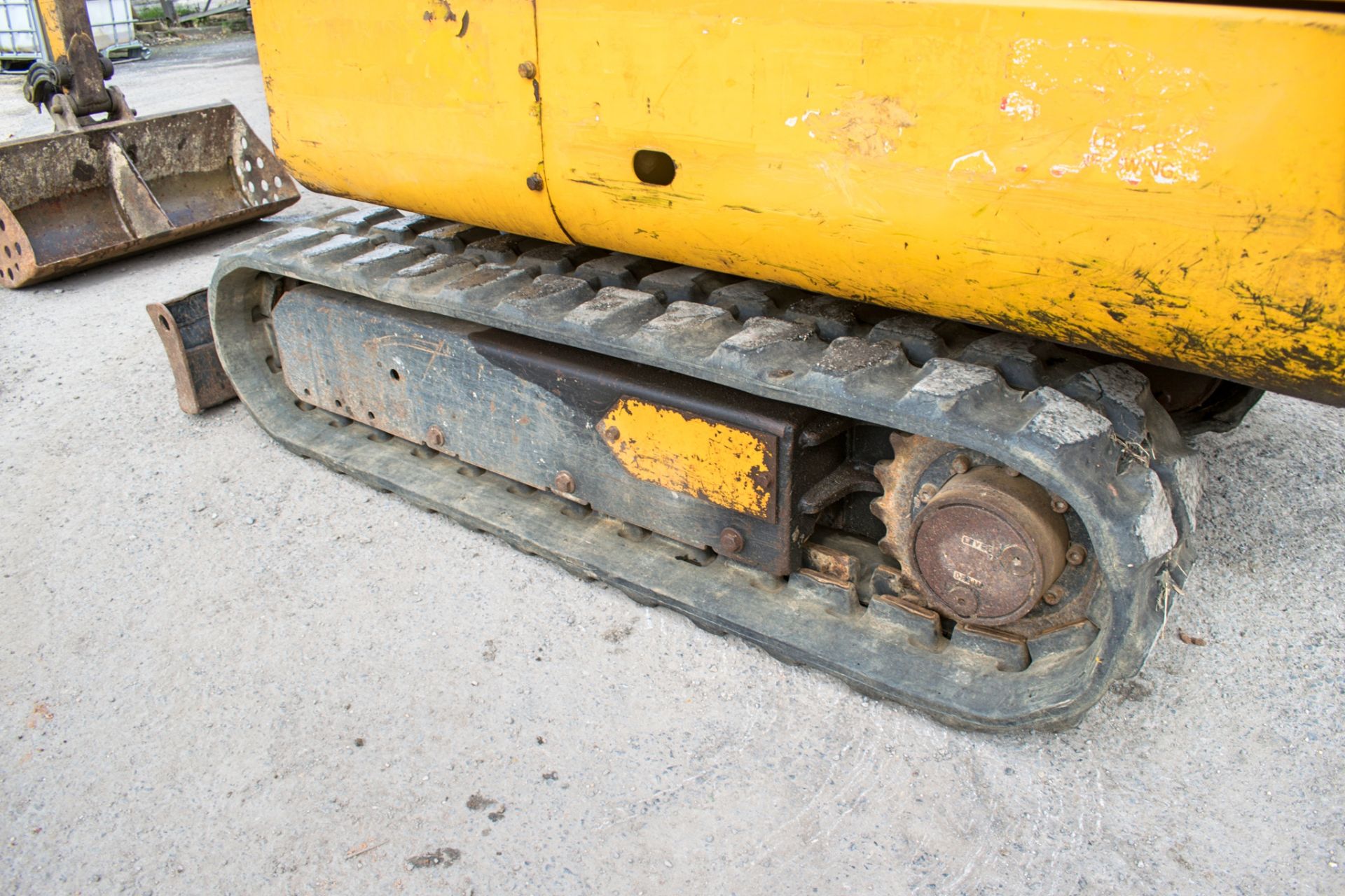 JCB 8015 1.5 tonne rubber tracked mini excavator Year: 2004 S/N: 1020825 Recorded Hours: 3032 - Image 7 of 12