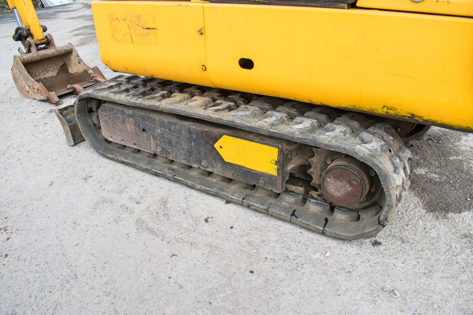 JCB 8015 1.5 tonne rubber tracked mini excavator Year: 2004 S/N: 1021045 Recorded Hours: 561 blade & - Image 7 of 12