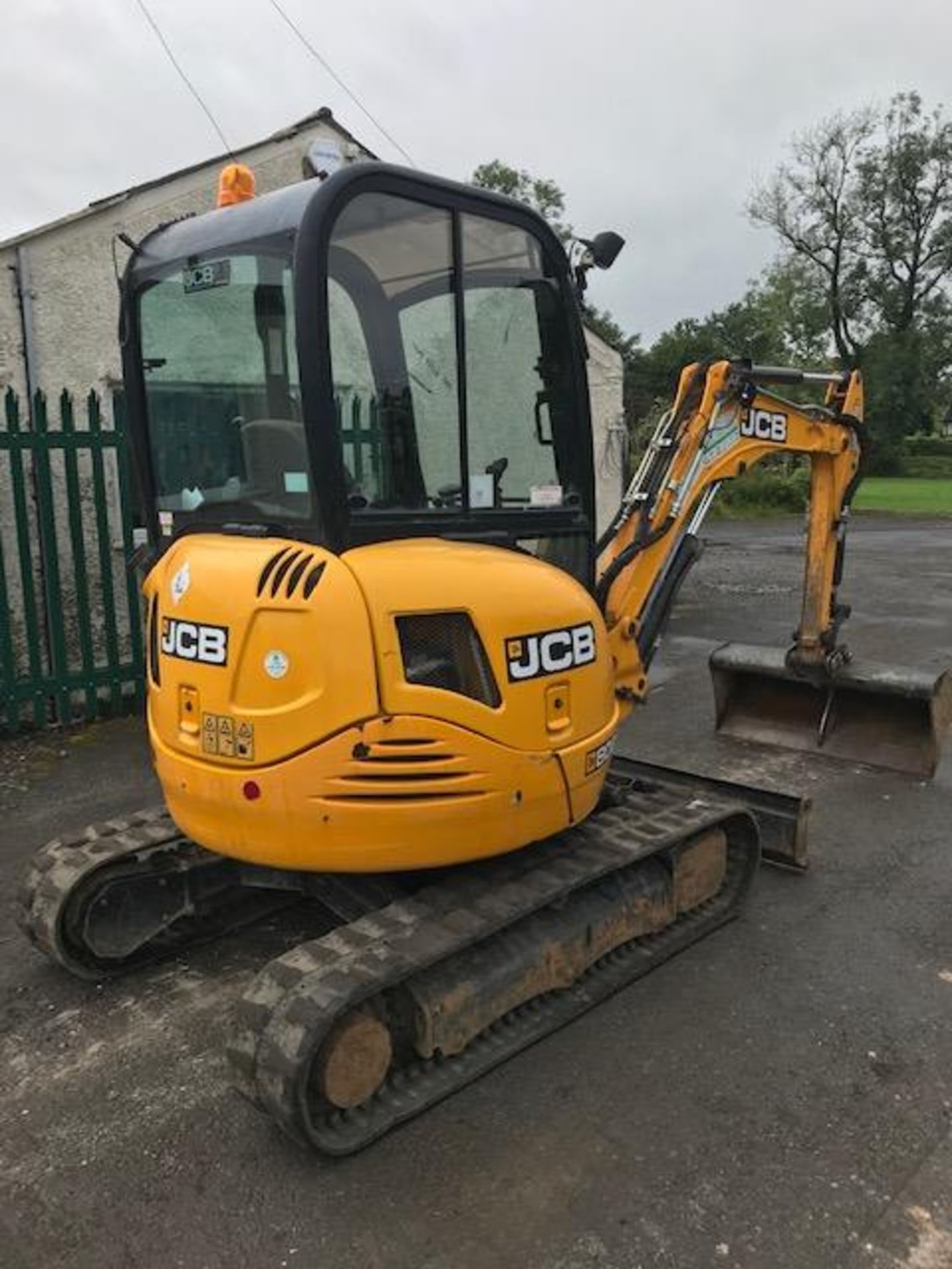 JCB 8025 ZTS 2.6 tonne rubber tracked zero tail swing mini excavator Year: 2013 S/N: 02226106 - Image 3 of 18