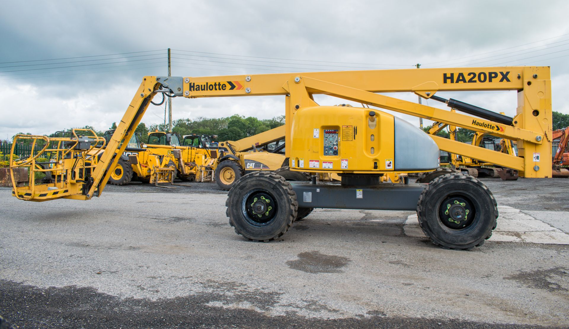 HAULOTTE HA20PX diesel driven articulated boom lift access platform Year: 2012 S/N: AD400588 - Image 8 of 14