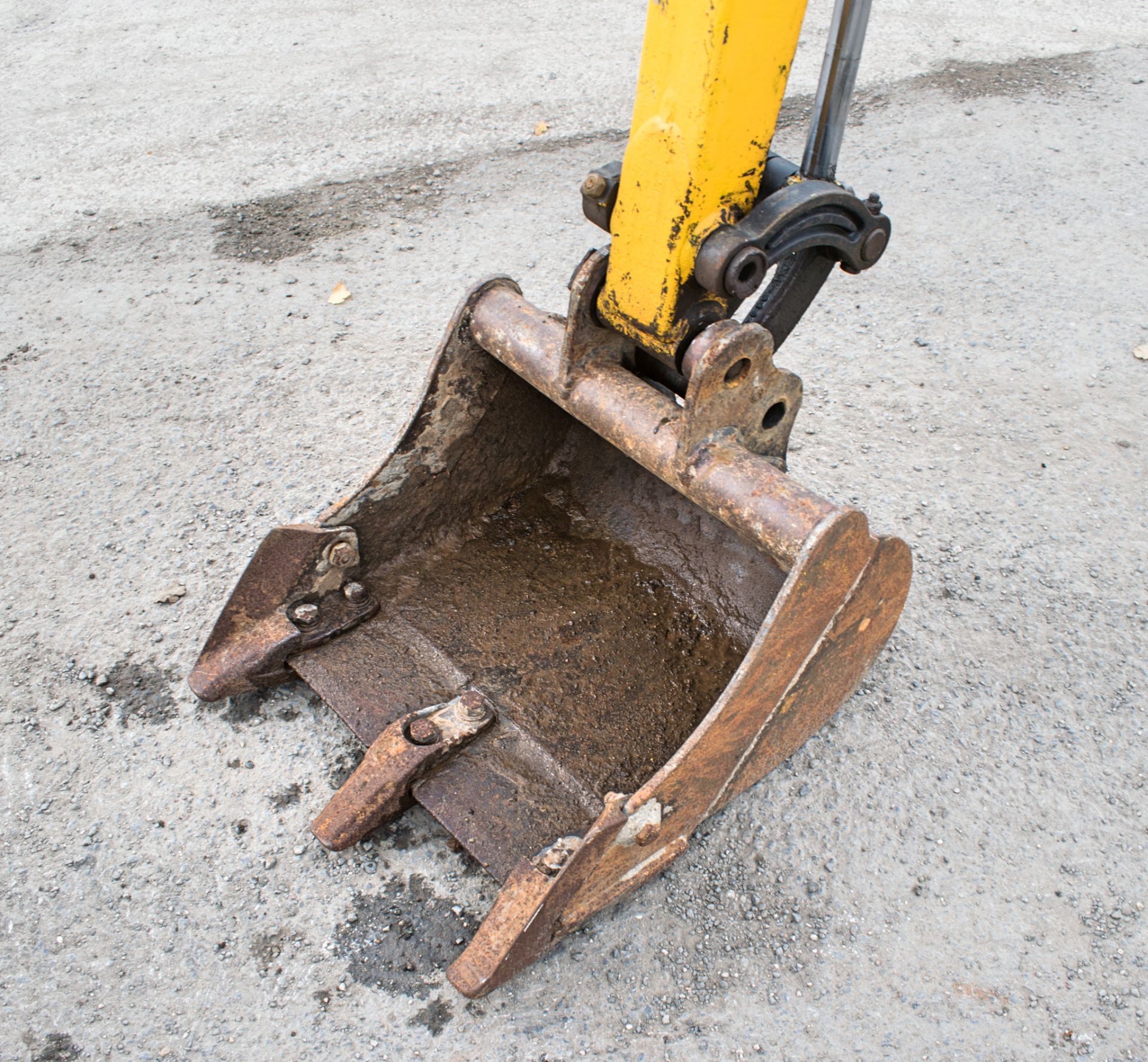 JCB 8015 1.5 tonne rubber tracked mini excavator Year: 2004 S/N: 1021045 Recorded Hours: 561 blade & - Image 9 of 12