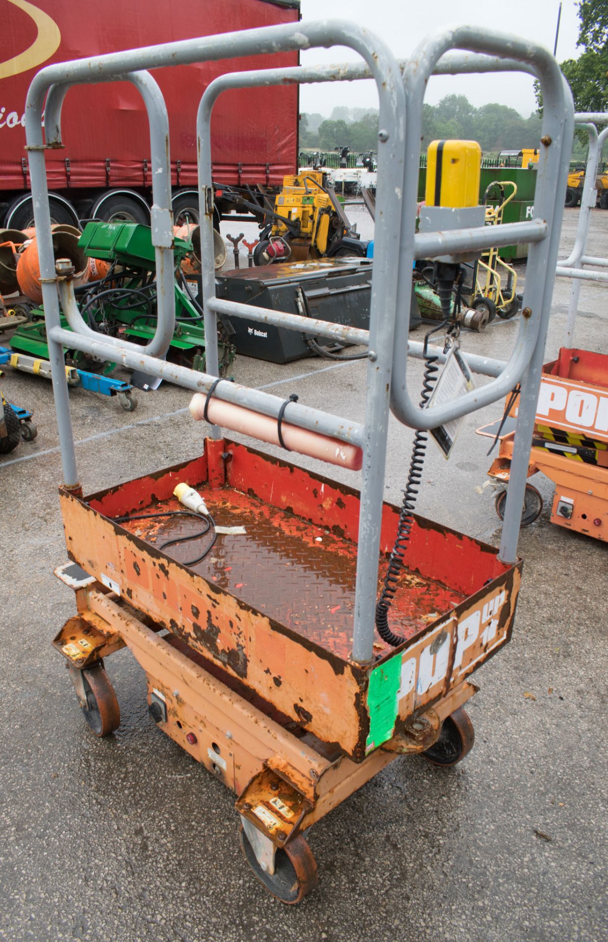 Pop-up battery electric push along scissor lift - Image 2 of 2