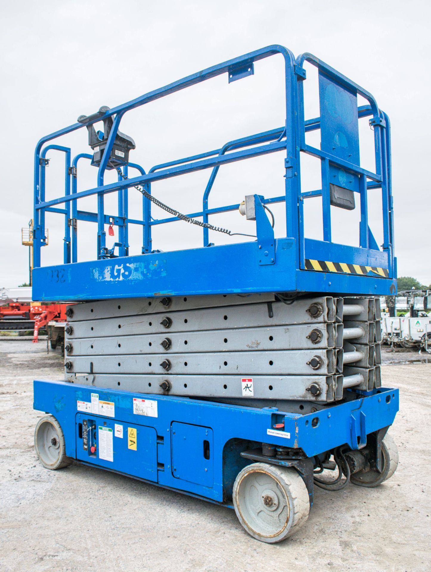 Genie GS3246 battery electric scissor lift  Year: 2004 S/N: 61762 Recorded Hours: 566