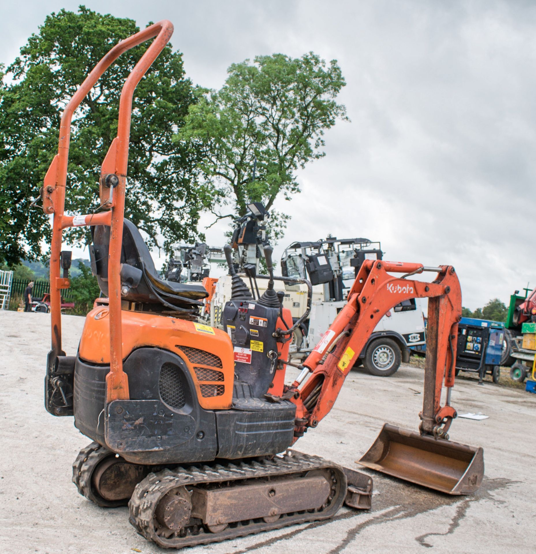 Kubota KX008 0.8 tonne rubber tracked excavator Year: 2004 S/N: 12388 Recorded Hours: 4151 blade, - Image 3 of 12