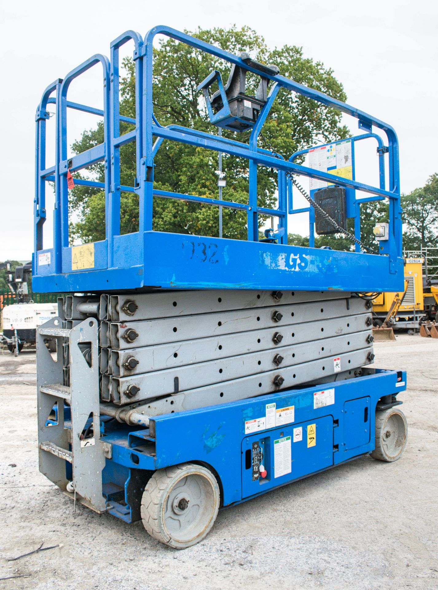 Genie GS3246 battery electric scissor lift  Year: 2004 S/N: 61762 Recorded Hours: 566 - Image 2 of 9