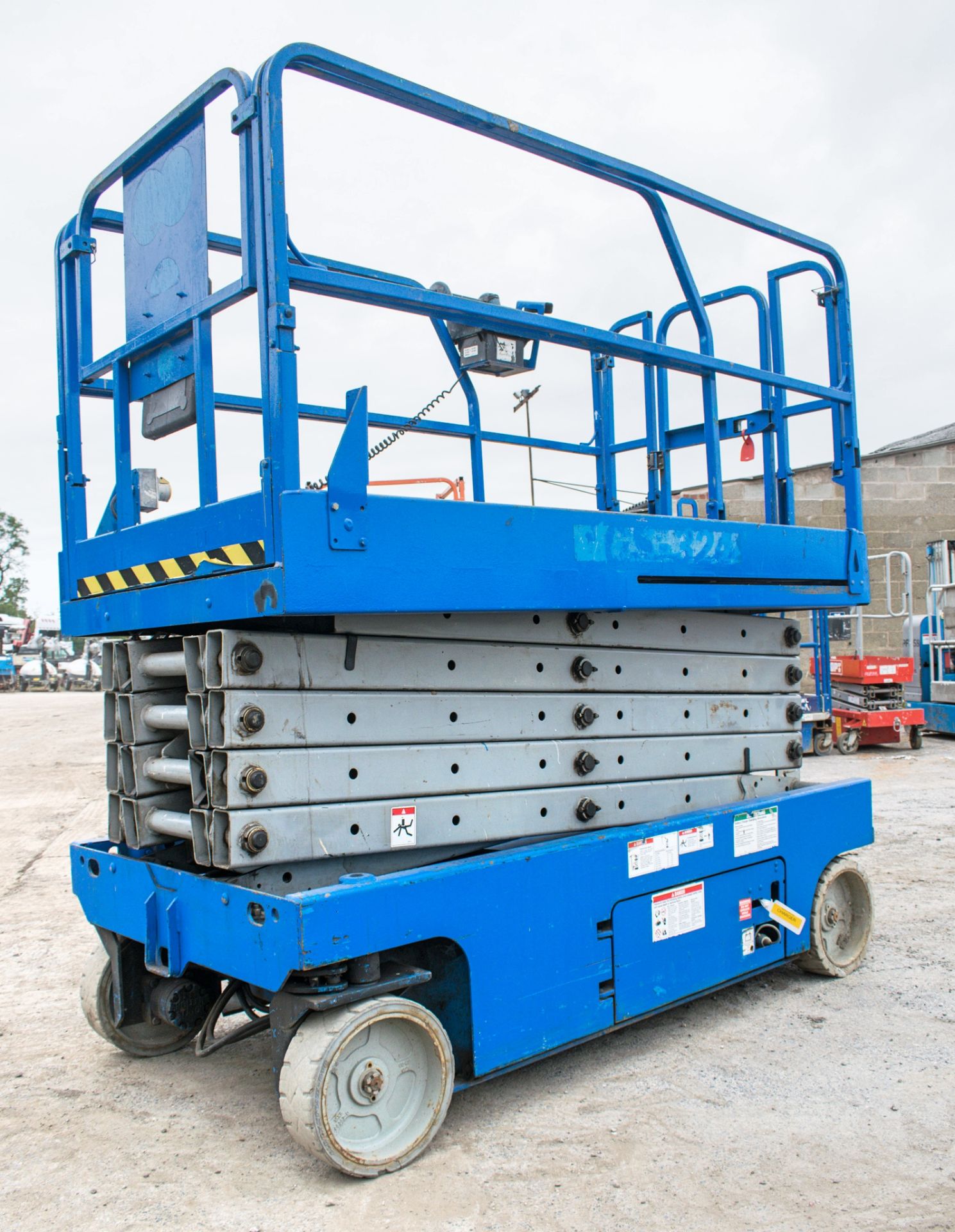 Genie GS3246 battery electric scissor lift  Year: 2004 S/N: 61762 Recorded Hours: 566 - Image 4 of 9