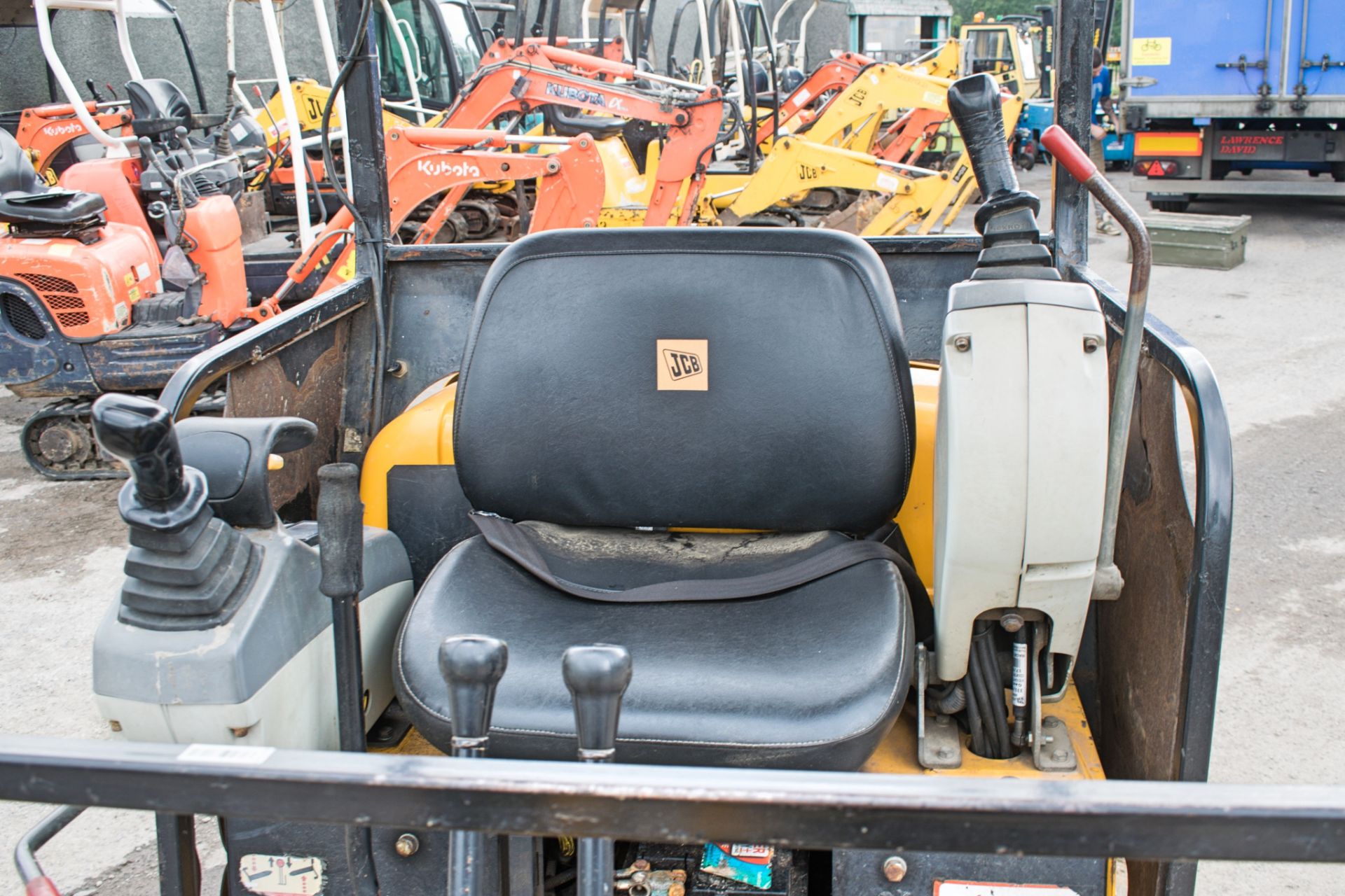 JCB 8015 1.5 tonne rubber tracked mini excavator Year: 2004 S/N: 1021045 Recorded Hours: 561 blade & - Image 12 of 12