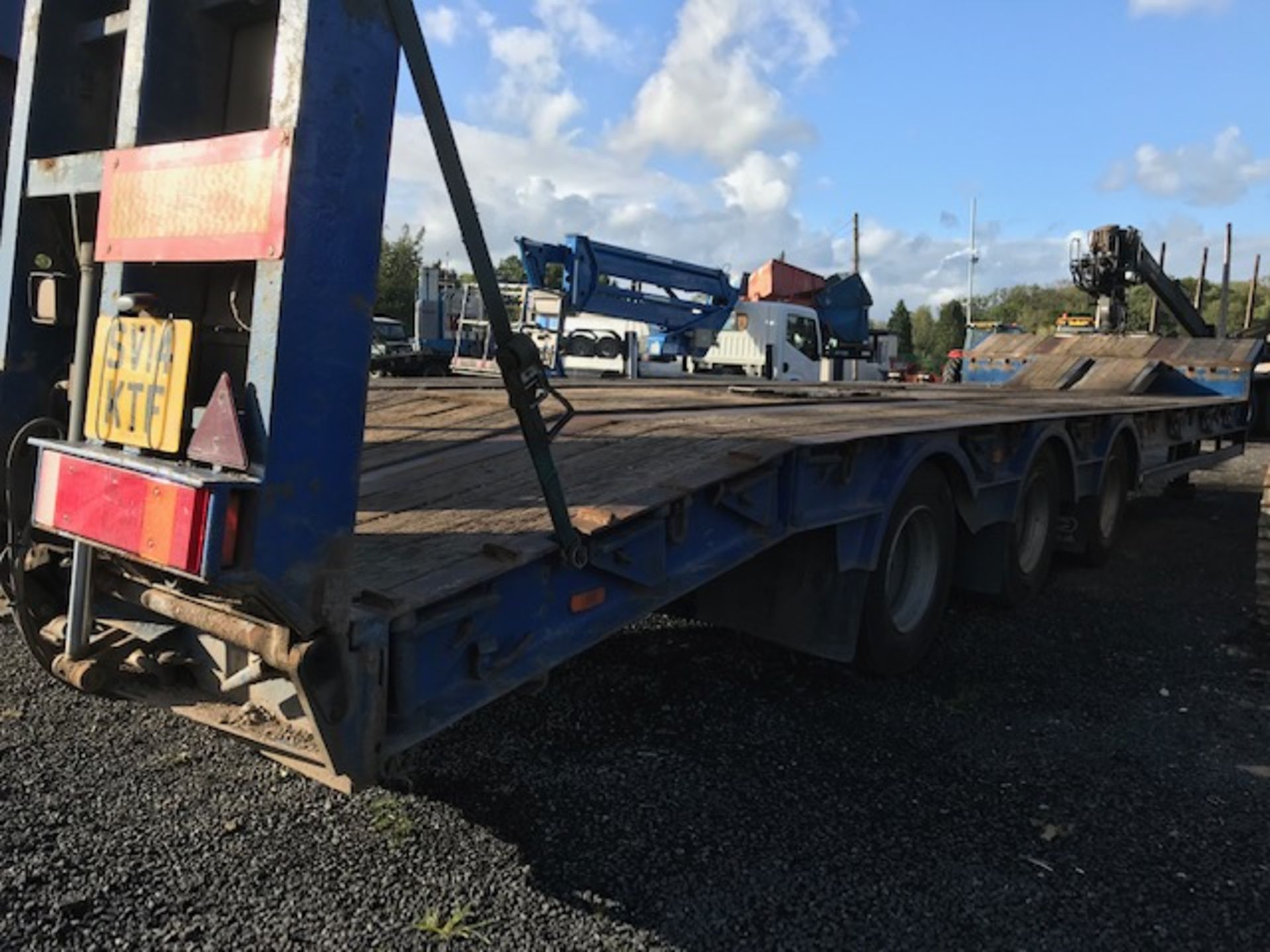 KING GTS44 tri axle step frame low loader trailer Year: 2006  MOT: Expired S/N: 10123 Ministry No: - Image 3 of 7