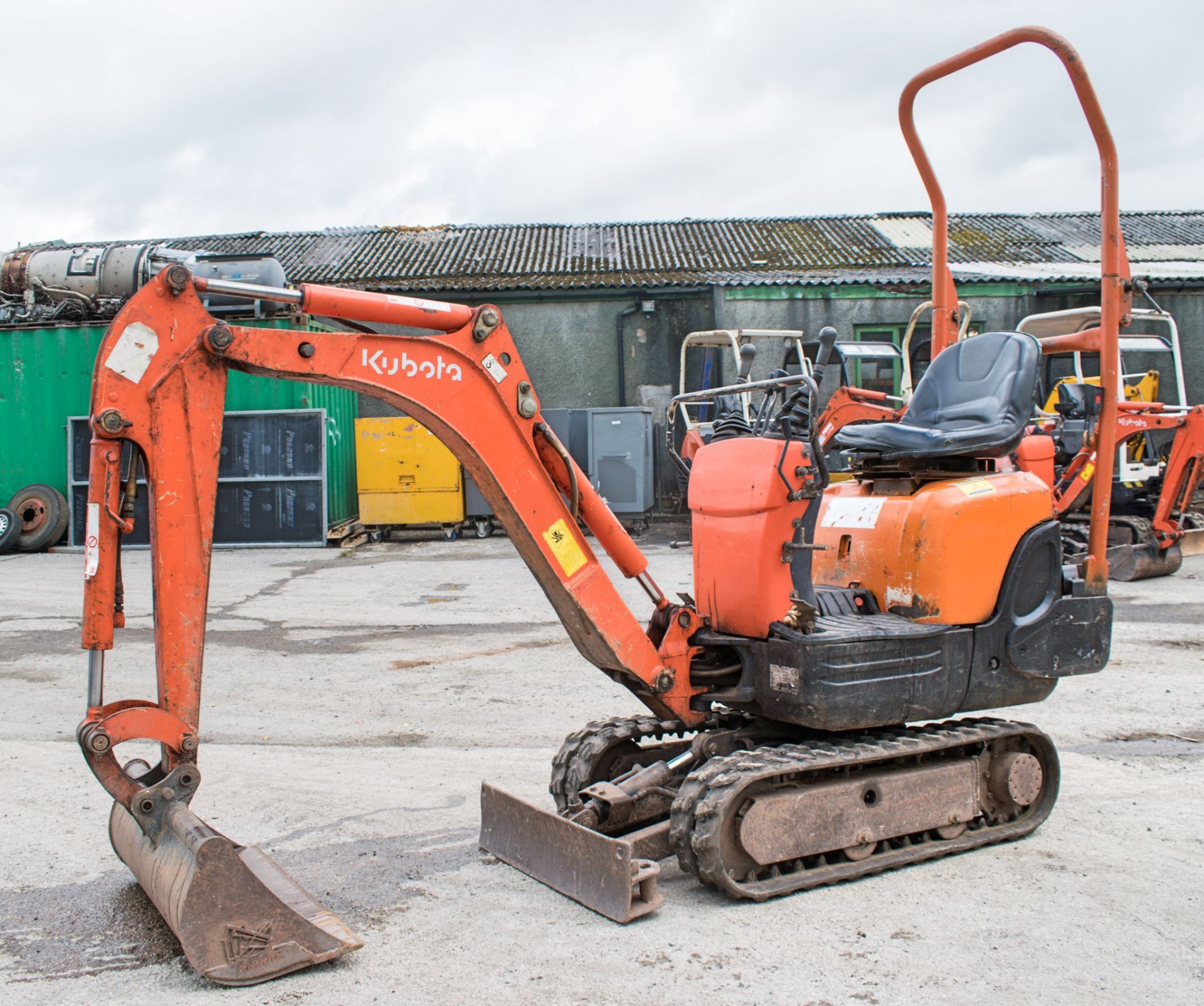 Kubota KX008 0.8 tonne rubber tracked excavator Year: 2004 S/N: 12388 Recorded Hours: 4151 blade,