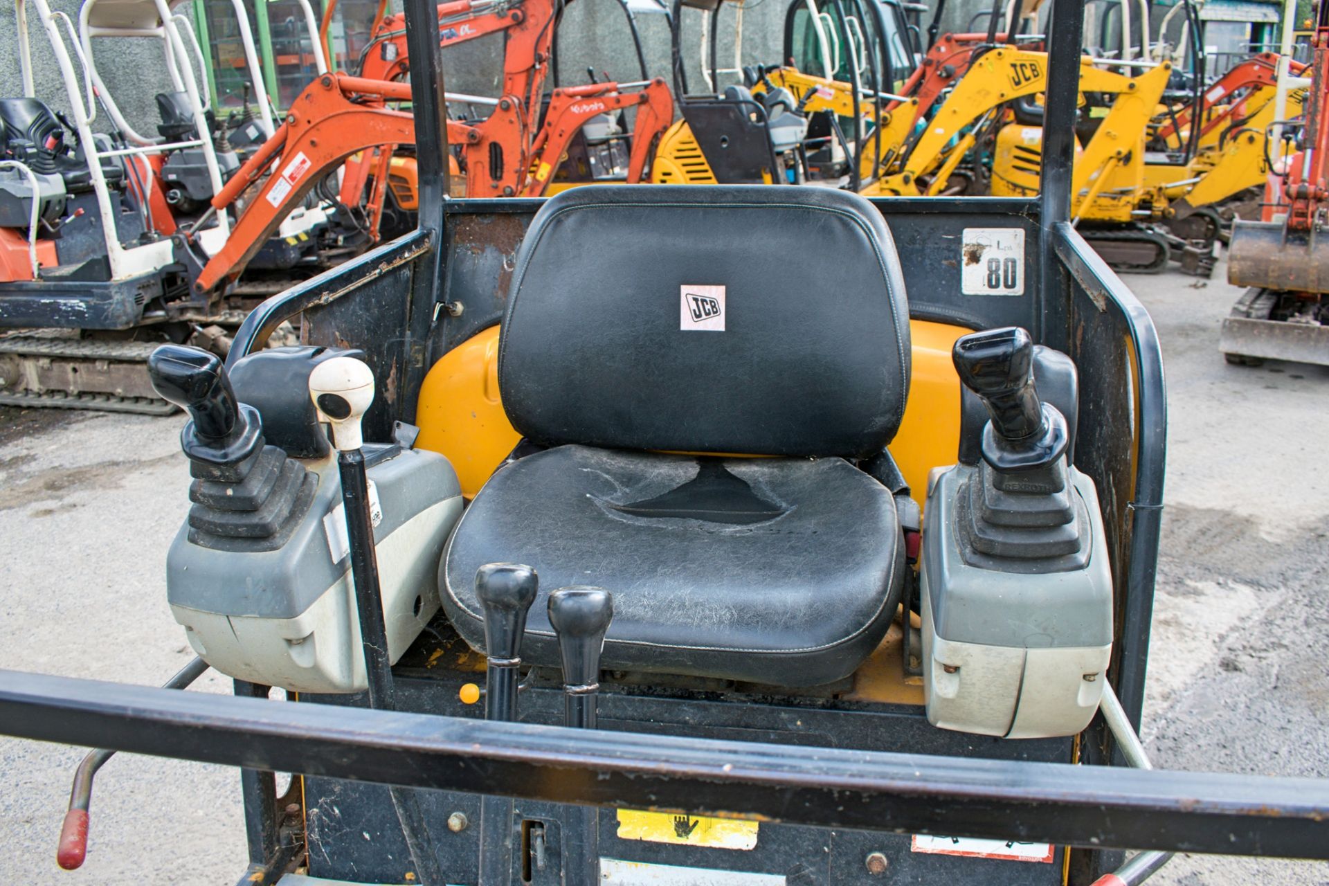 JCB 8015 1.5 tonne rubber tracked mini excavator Year: 2004 S/N: 1021875 Recorded Hours: 3217 - Image 12 of 12