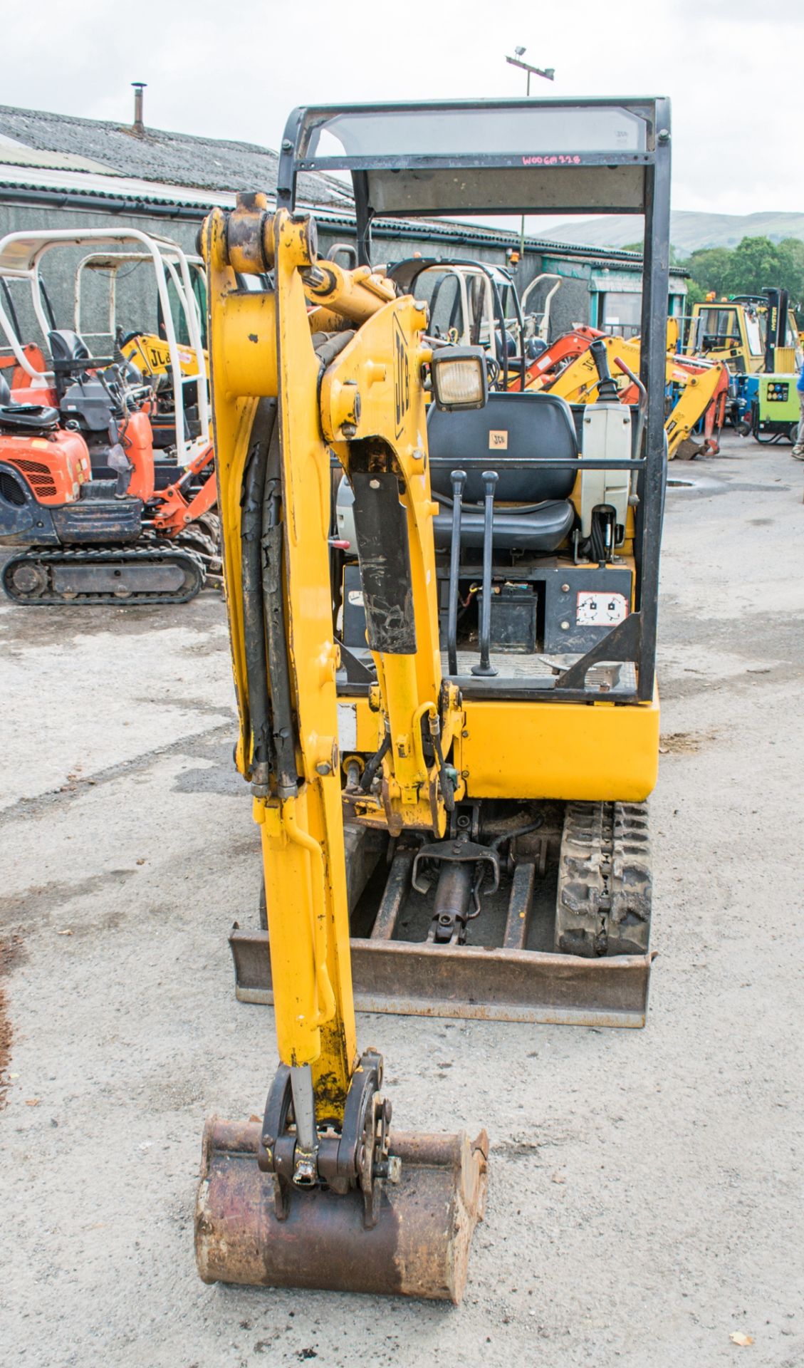 JCB 8015 1.5 tonne rubber tracked mini excavator Year: 2004 S/N: 1021045 Recorded Hours: 561 blade & - Image 5 of 12