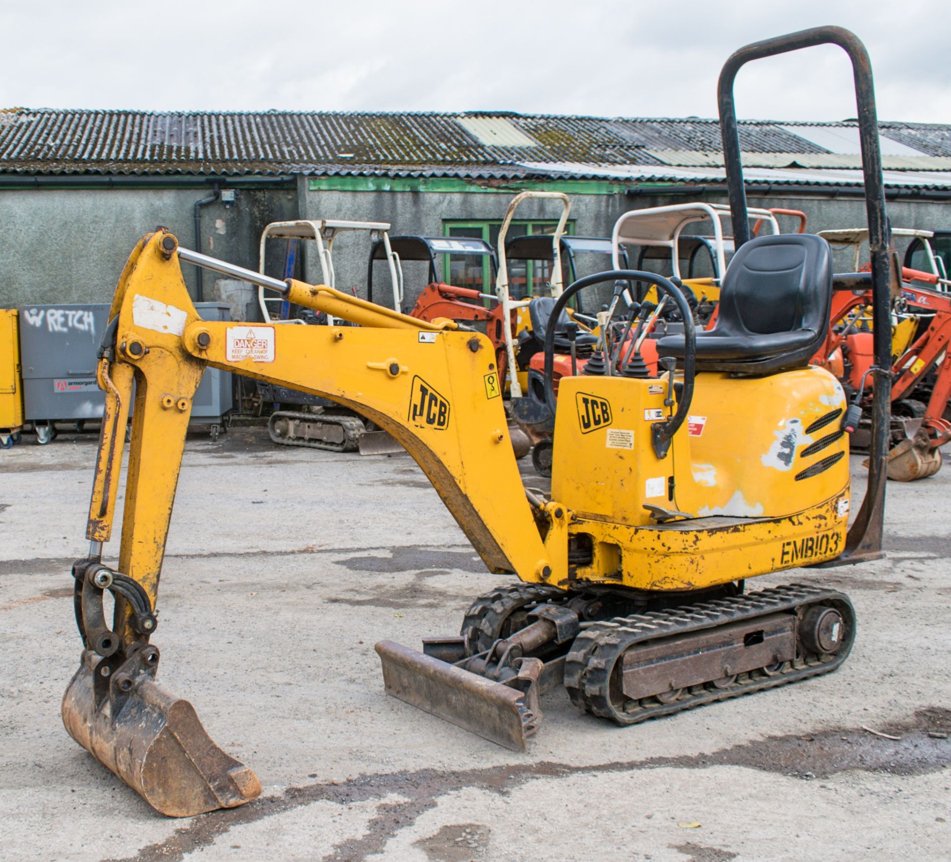 JCB 8008 0.8 tonne rubber tracked micro excavator Year: 2005 S/N: 1148543 Recorded Hours: 2981 blade