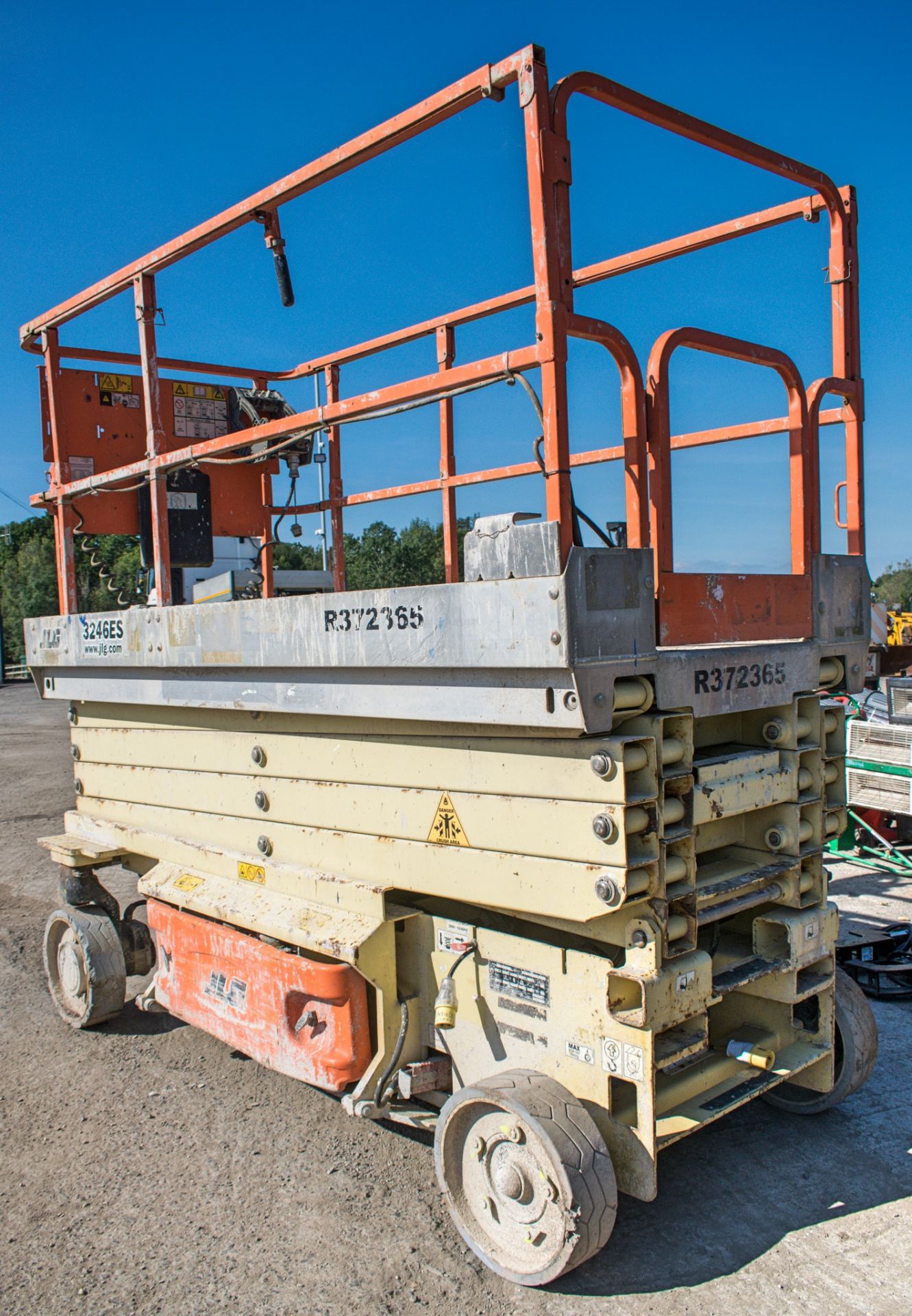 JLG 3246ES battery electric scissor lift Year: 2011 S/N: 024366 Recorded Hours: 212 R372365 - Image 2 of 9