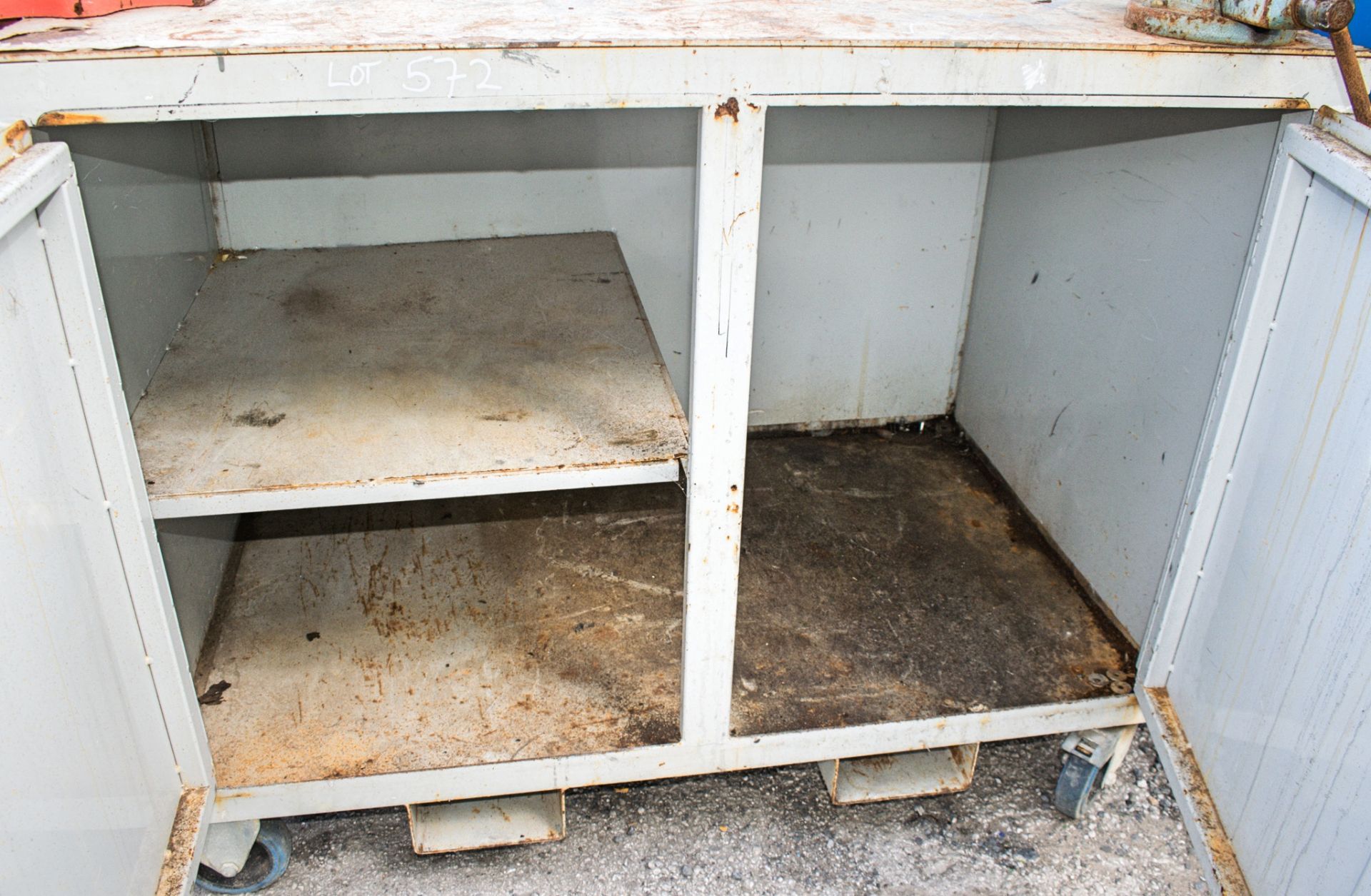 Steel mobile work bench Complete with bench vice and pipe vice - Image 2 of 2