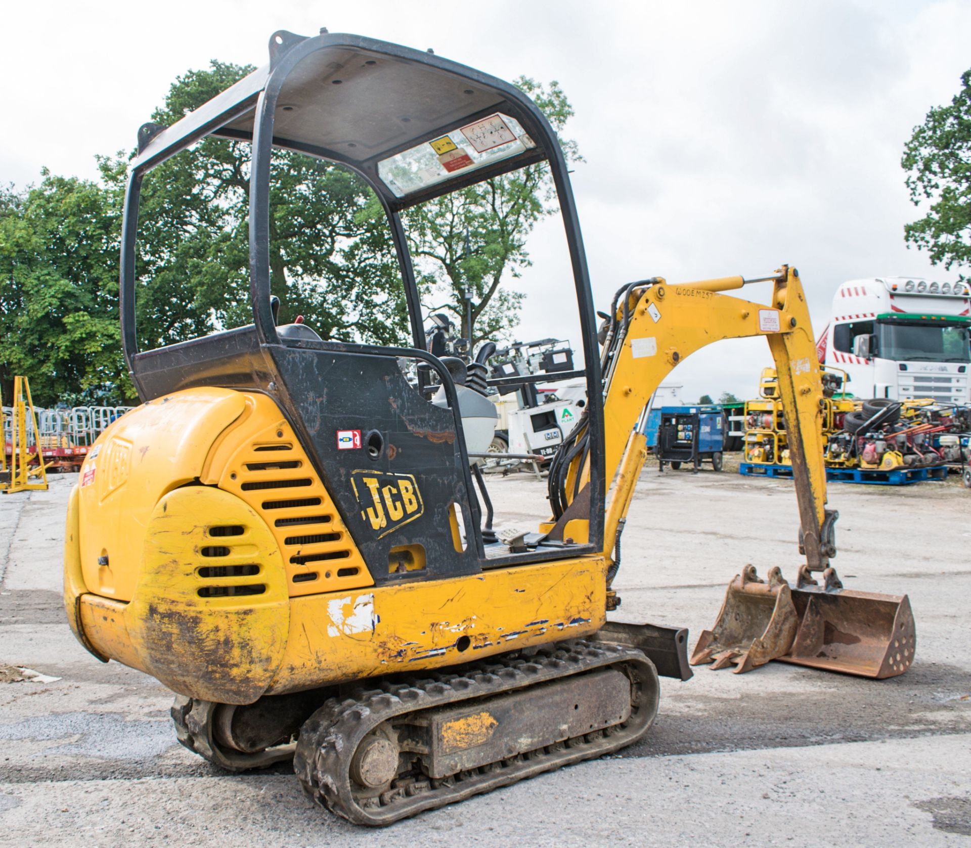 JCB 8015 1.5 tonne rubber tracked mini excavator Year: 2004 S/N: 1021875 Recorded Hours: 3217 - Image 4 of 12