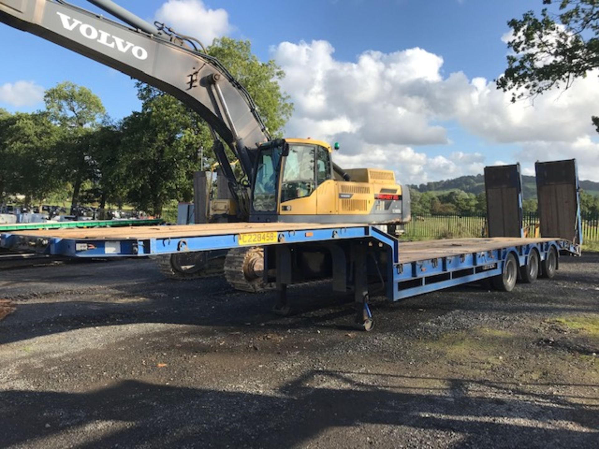 KING GTS44 tri axle step frame low loader trailer Year: 2006  MOT: Expired S/N: 10123 Ministry No: