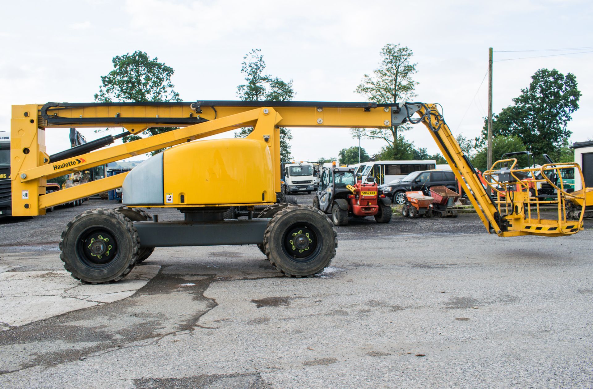 HAULOTTE HA20PX diesel driven articulated boom lift access platform Year: 2012 S/N: AD400588 - Image 9 of 14