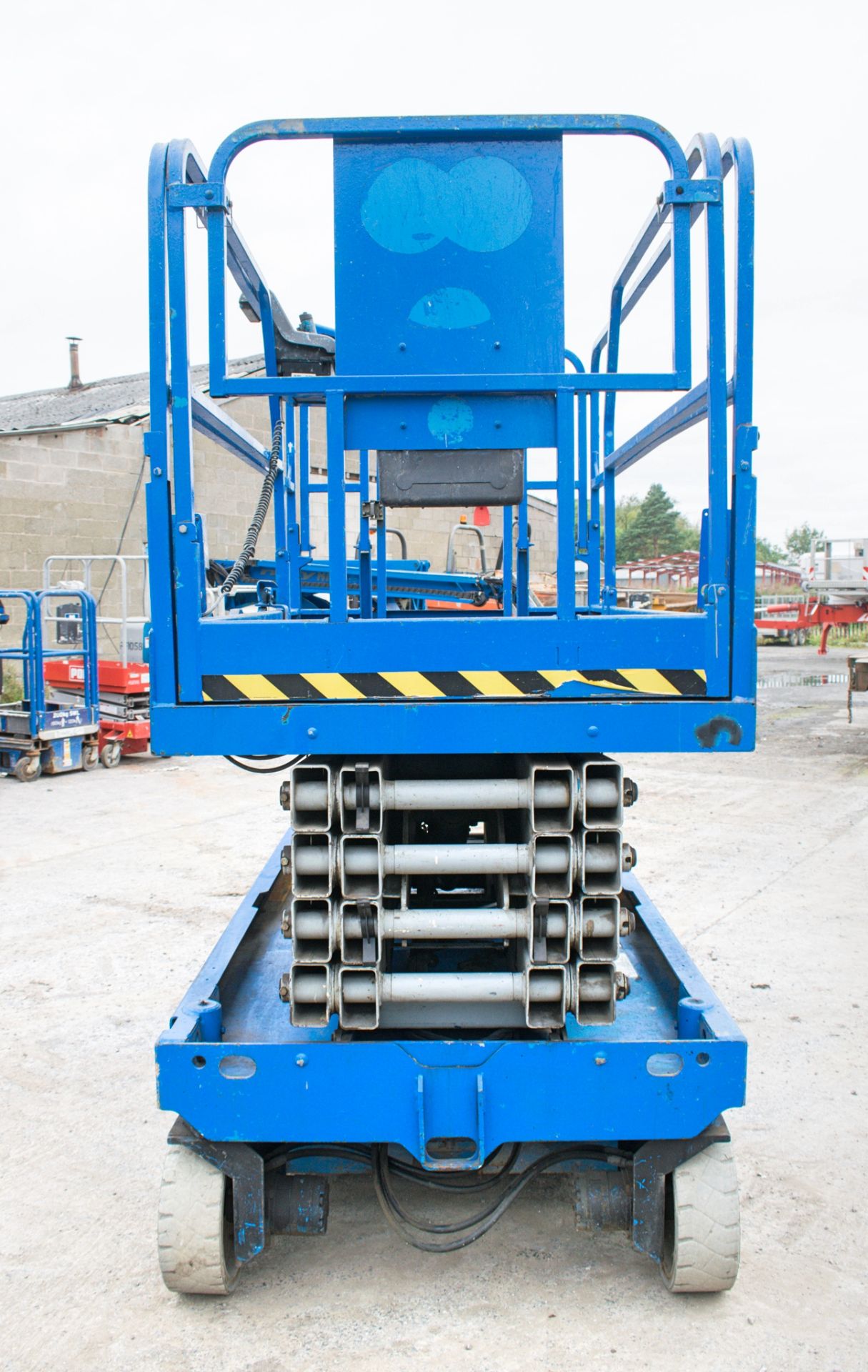 Genie GS3246 battery electric scissor lift  Year: 2004 S/N: 61762 Recorded Hours: 566 - Image 5 of 9