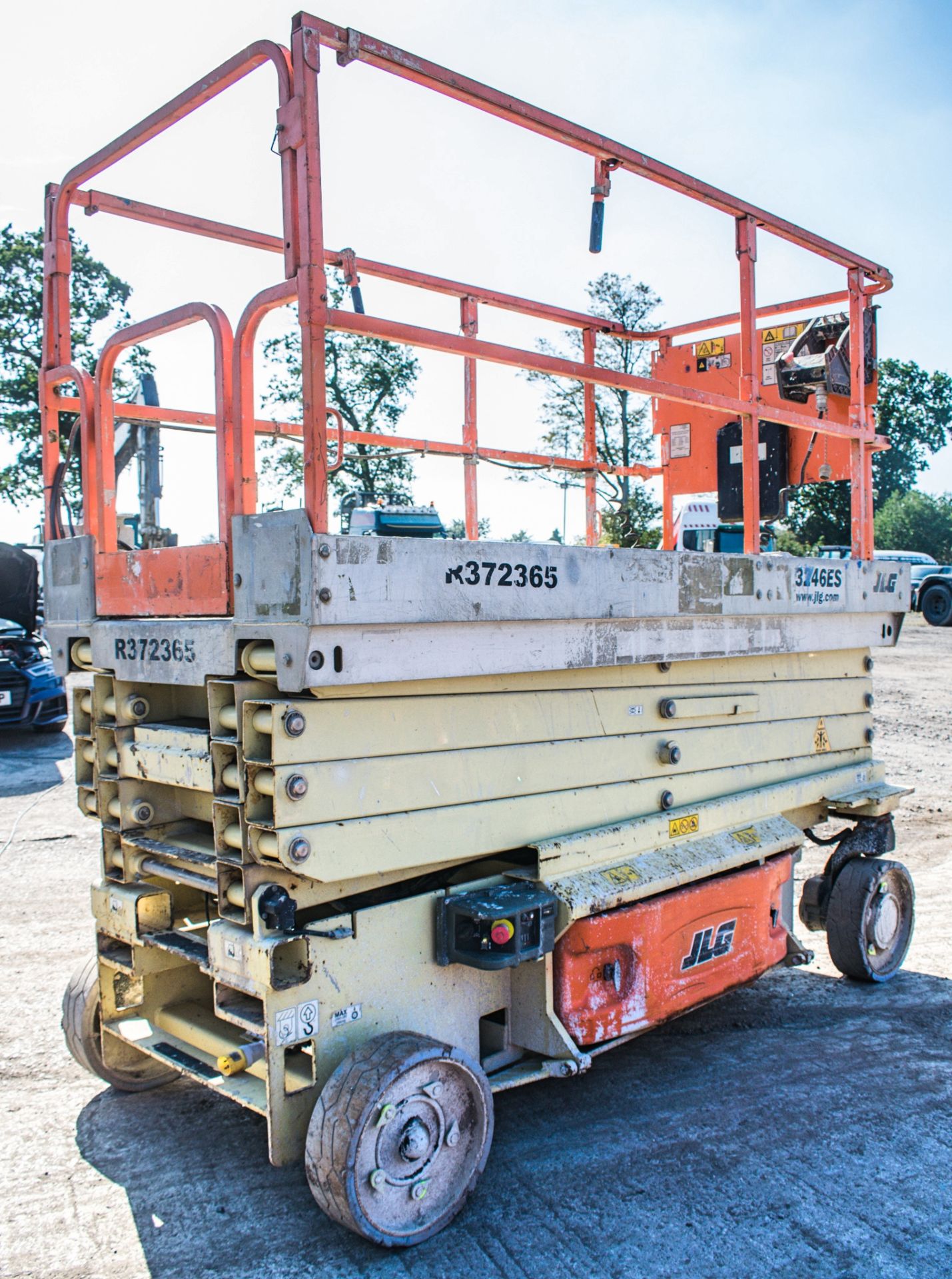 JLG 3246ES battery electric scissor lift Year: 2011 S/N: 024366 Recorded Hours: 212 R372365 - Image 4 of 9