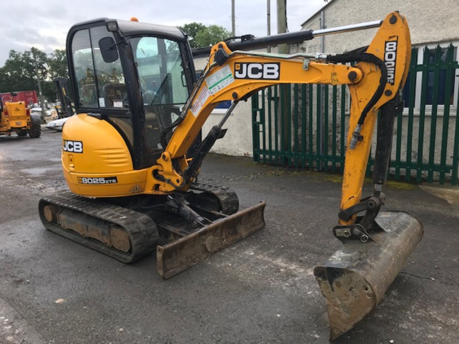 JCB 8025 ZTS 2.6 tonne rubber tracked zero tail swing mini excavator Year: 2013 S/N: 02226106 - Image 4 of 18