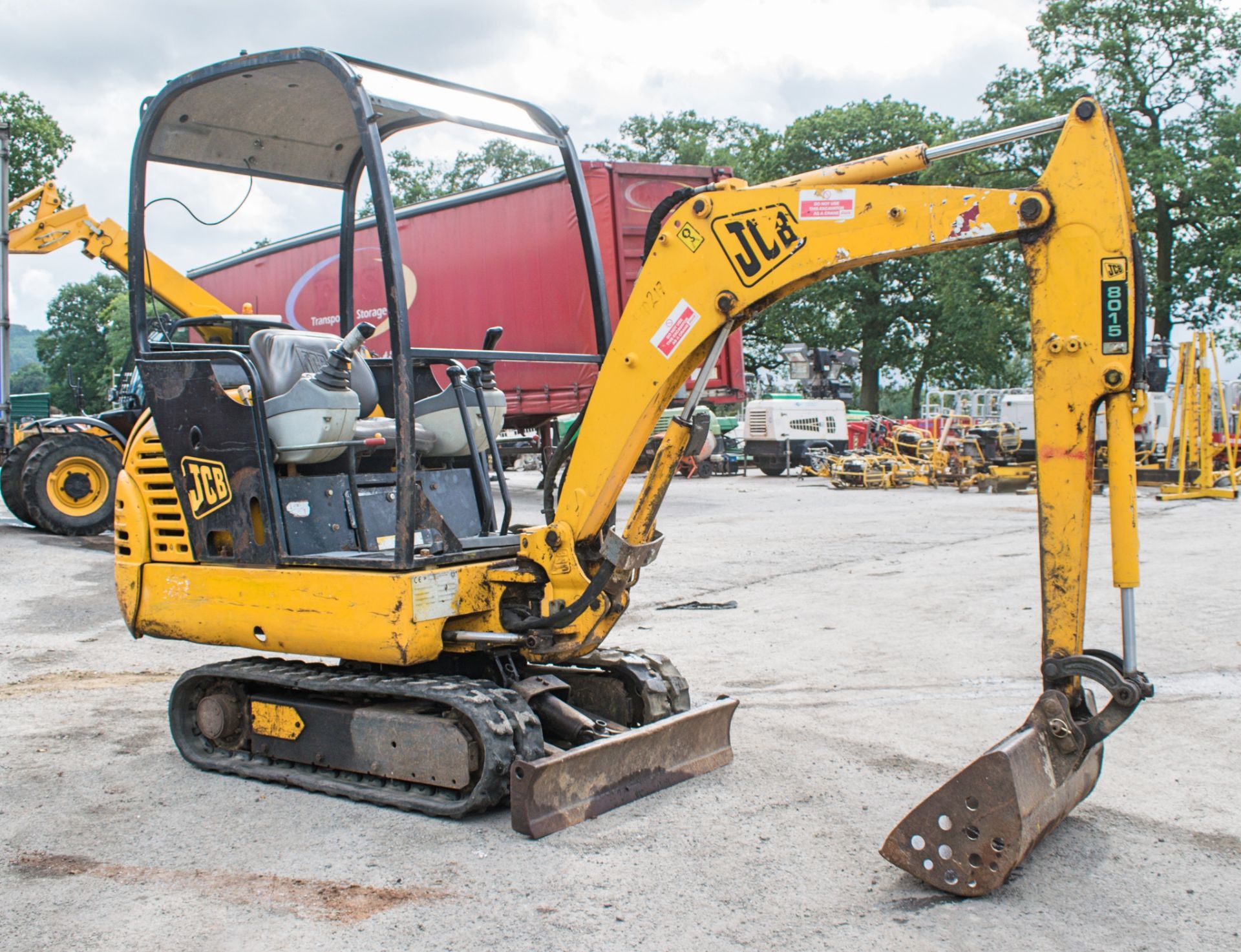 JCB 8015 1.5 tonne rubber tracked mini excavator Year: 2004 S/N: 1020825 Recorded Hours: 3032 - Image 2 of 12