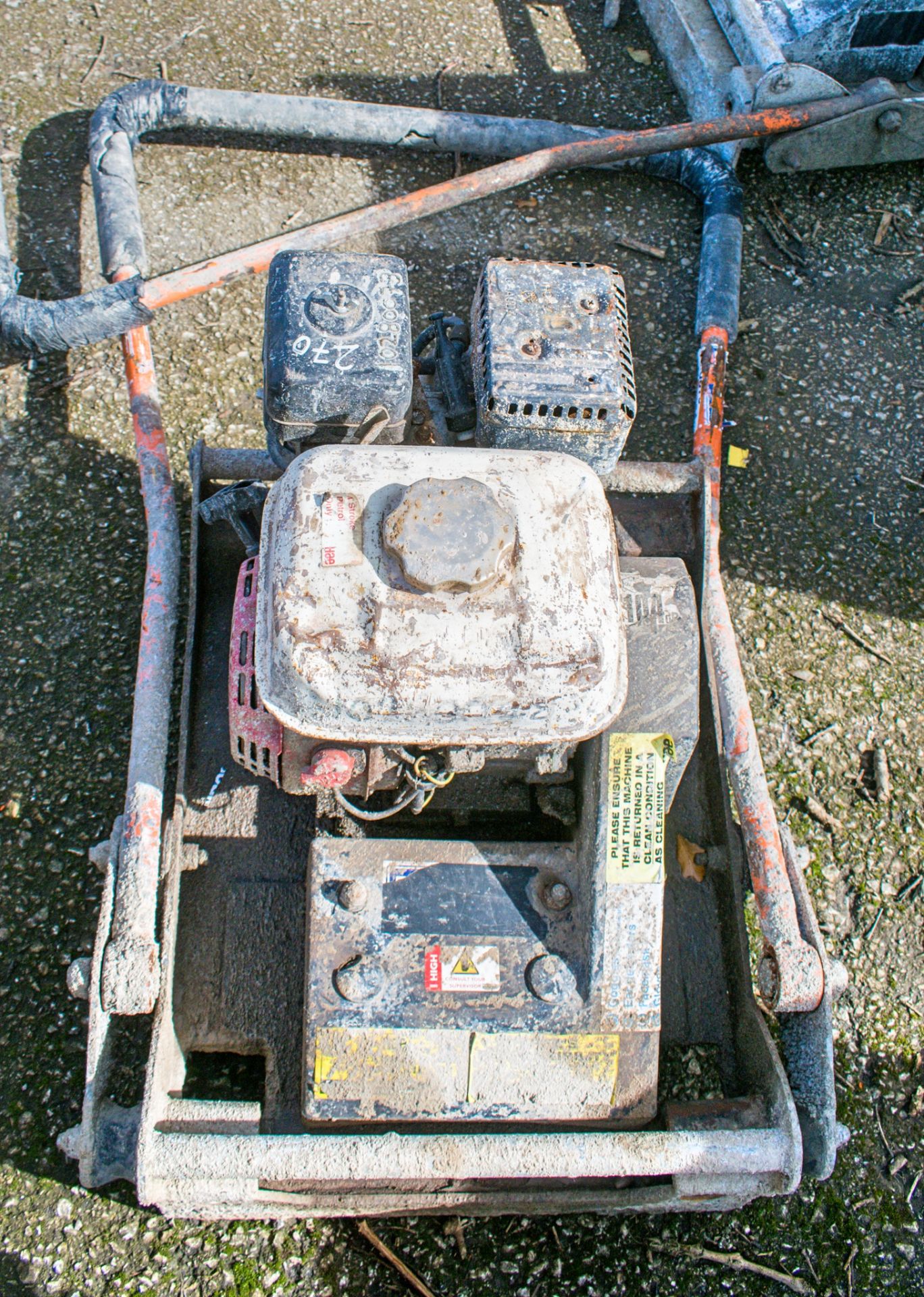 Petrol driven beam screed unit