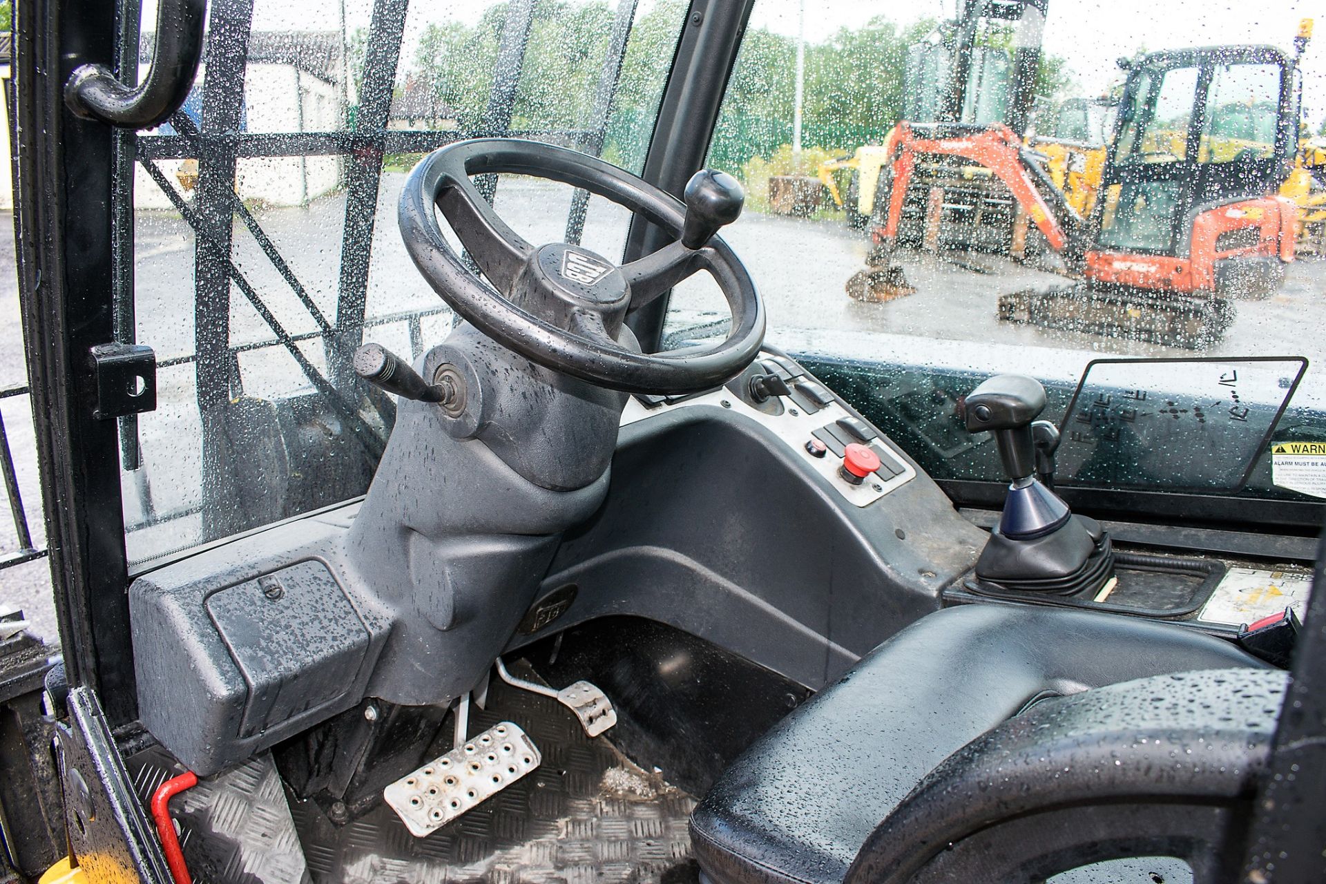 JCB TLT 30D Teletruck telescopic fork lift truck Year: 2013 S/N: 1541882 Recorded hours: 5051 - Image 8 of 10