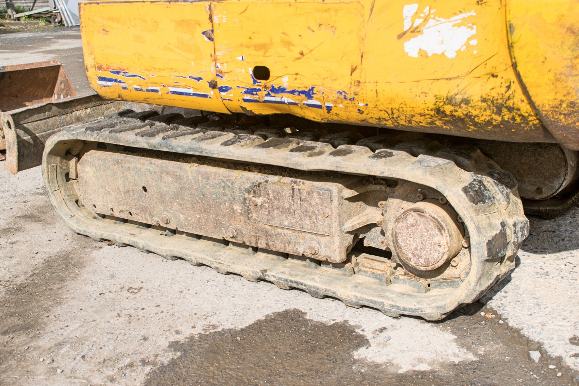 JCB 8015 1.5 tonne rubber tracked mini excavator Year: 2004 S/N: 1021875 Recorded Hours: 3217 - Image 7 of 12