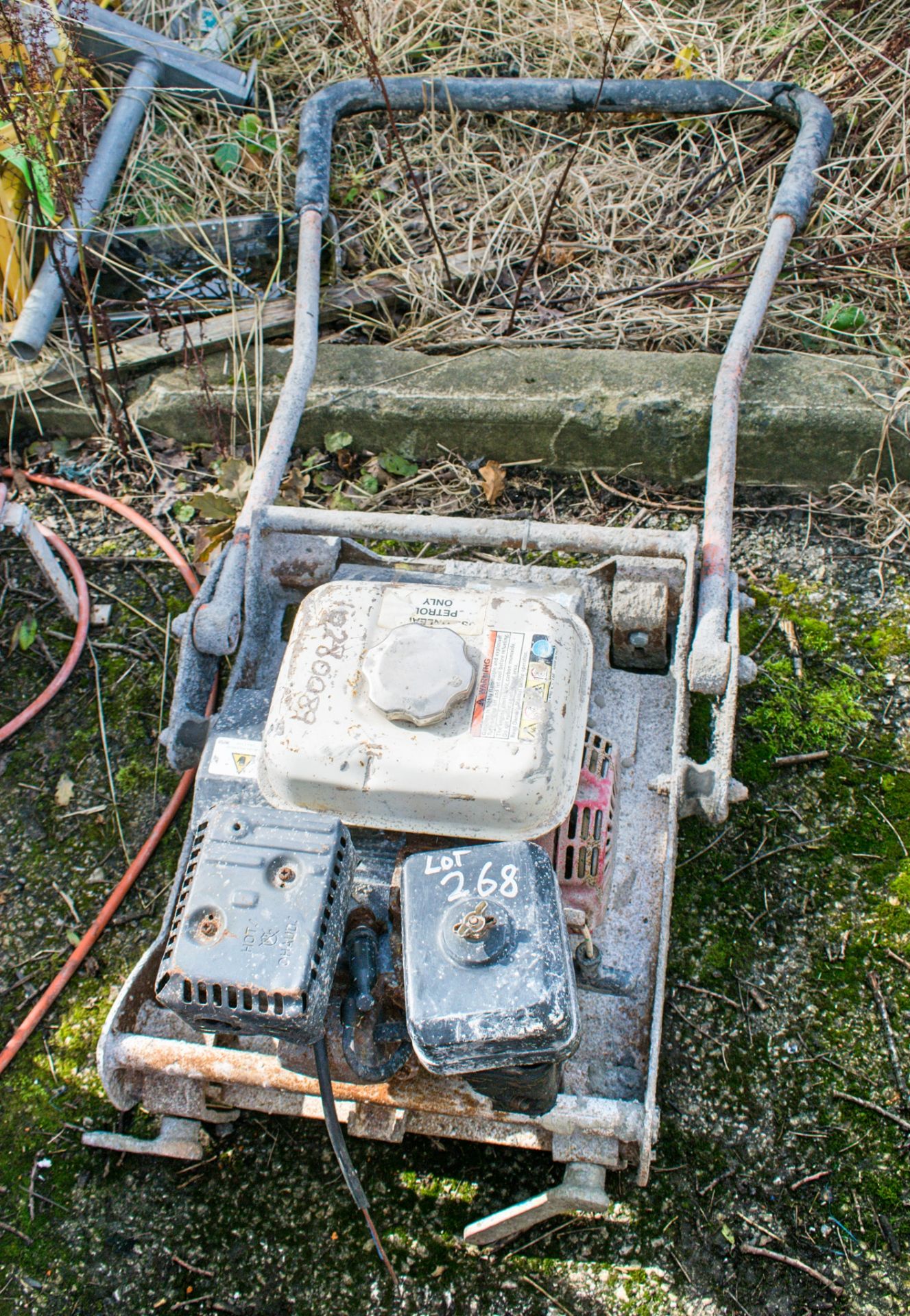 Petrol driven beam screed unit